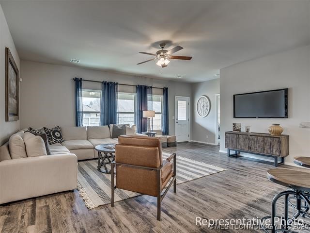 7112 S Maple Avenue Property Photo 3