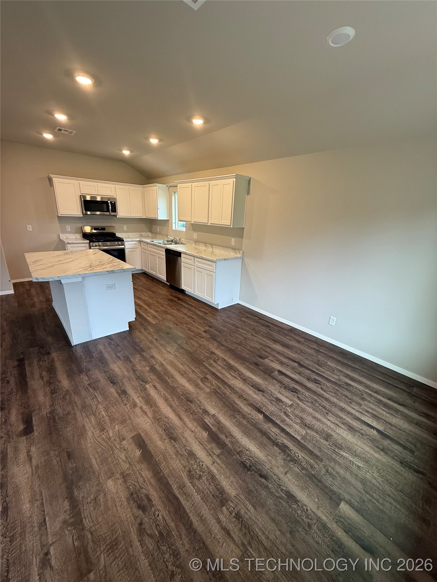 7300 S Maple Avenue Property Photo 3