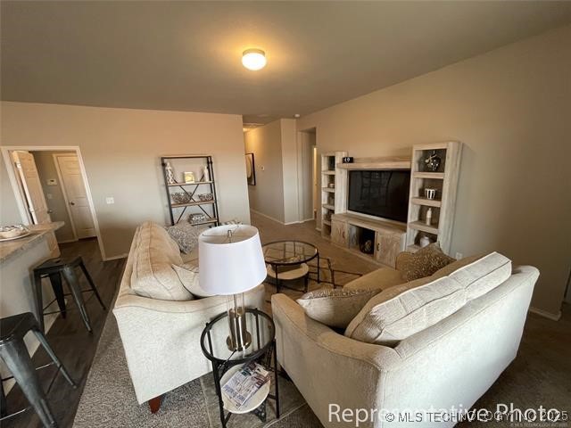 7304 S Maple Avenue Property Photo 3