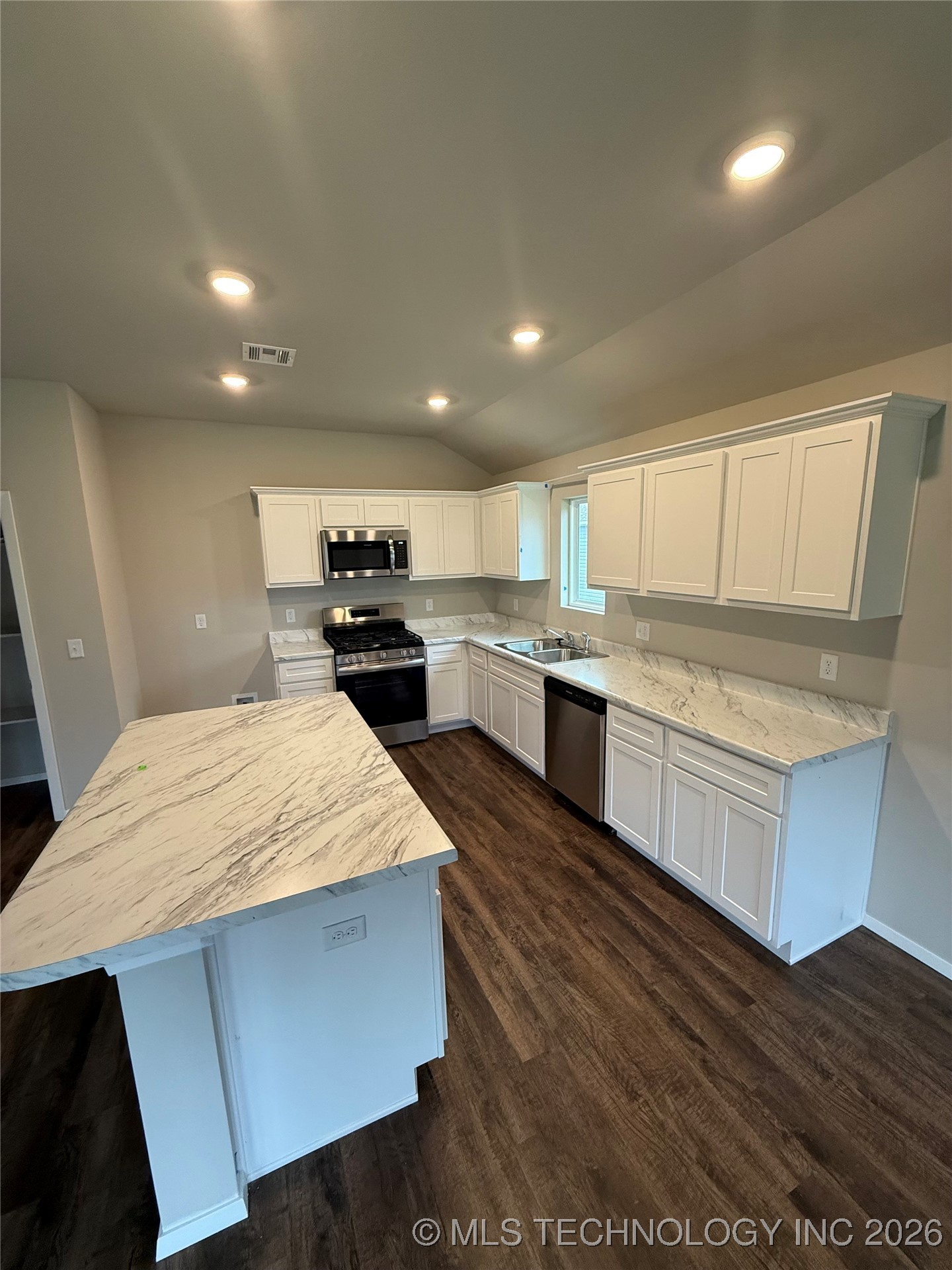 7116 S Maple Avenue Property Photo 4