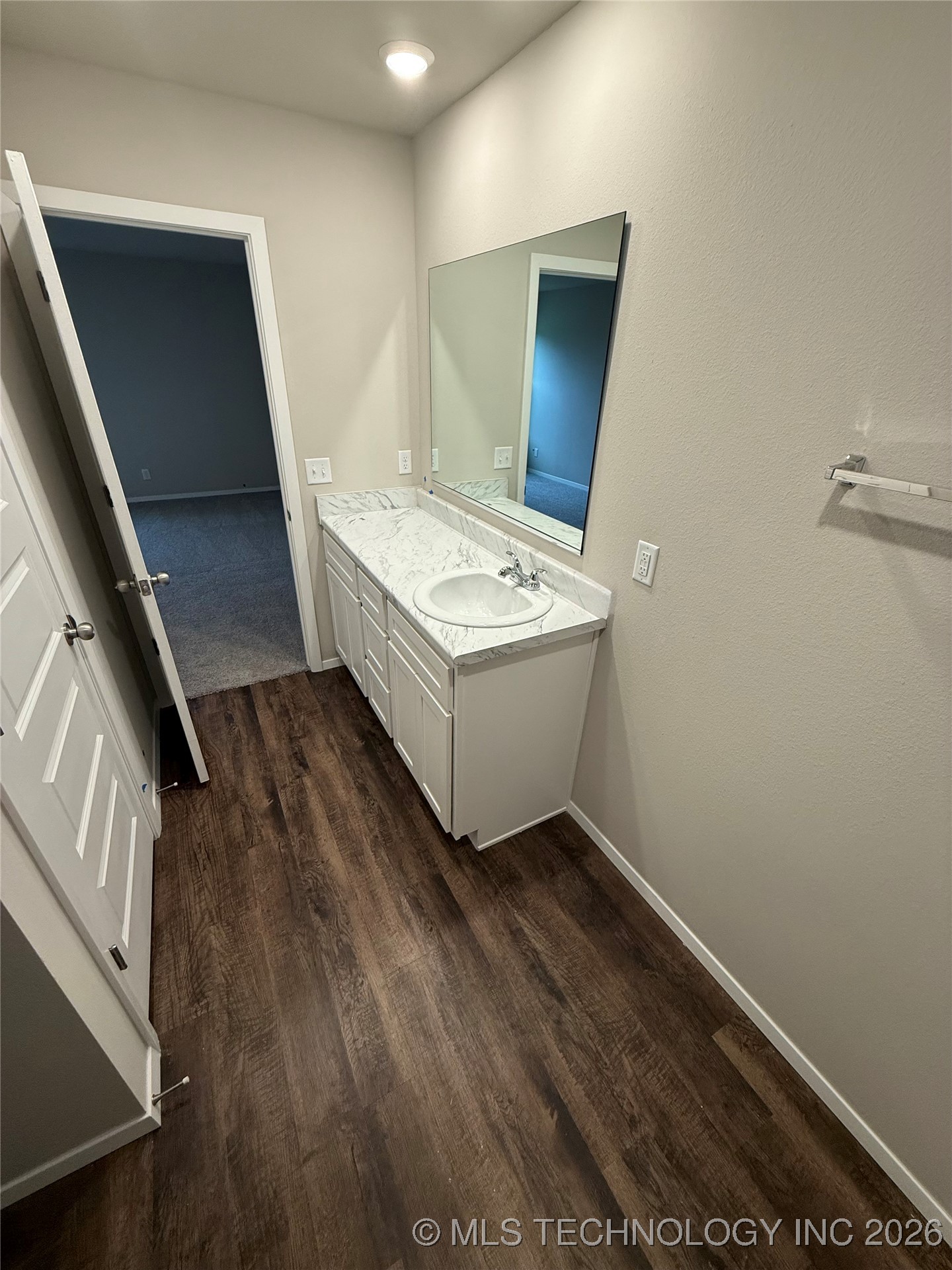 7116 S Maple Avenue Property Photo 6