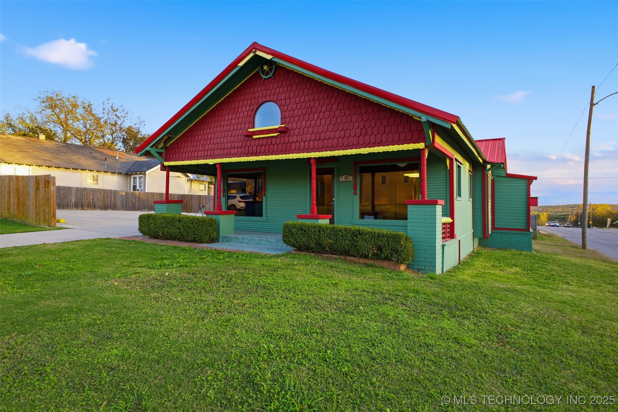 701 E 16th Street Property Photo 2