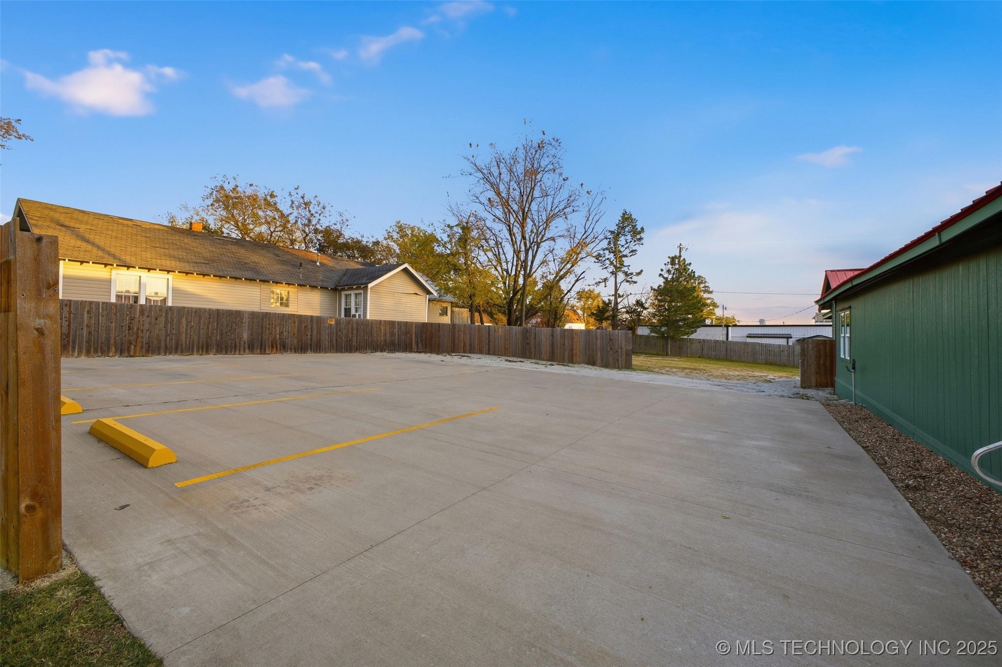 701 E 16th Street Property Photo 4