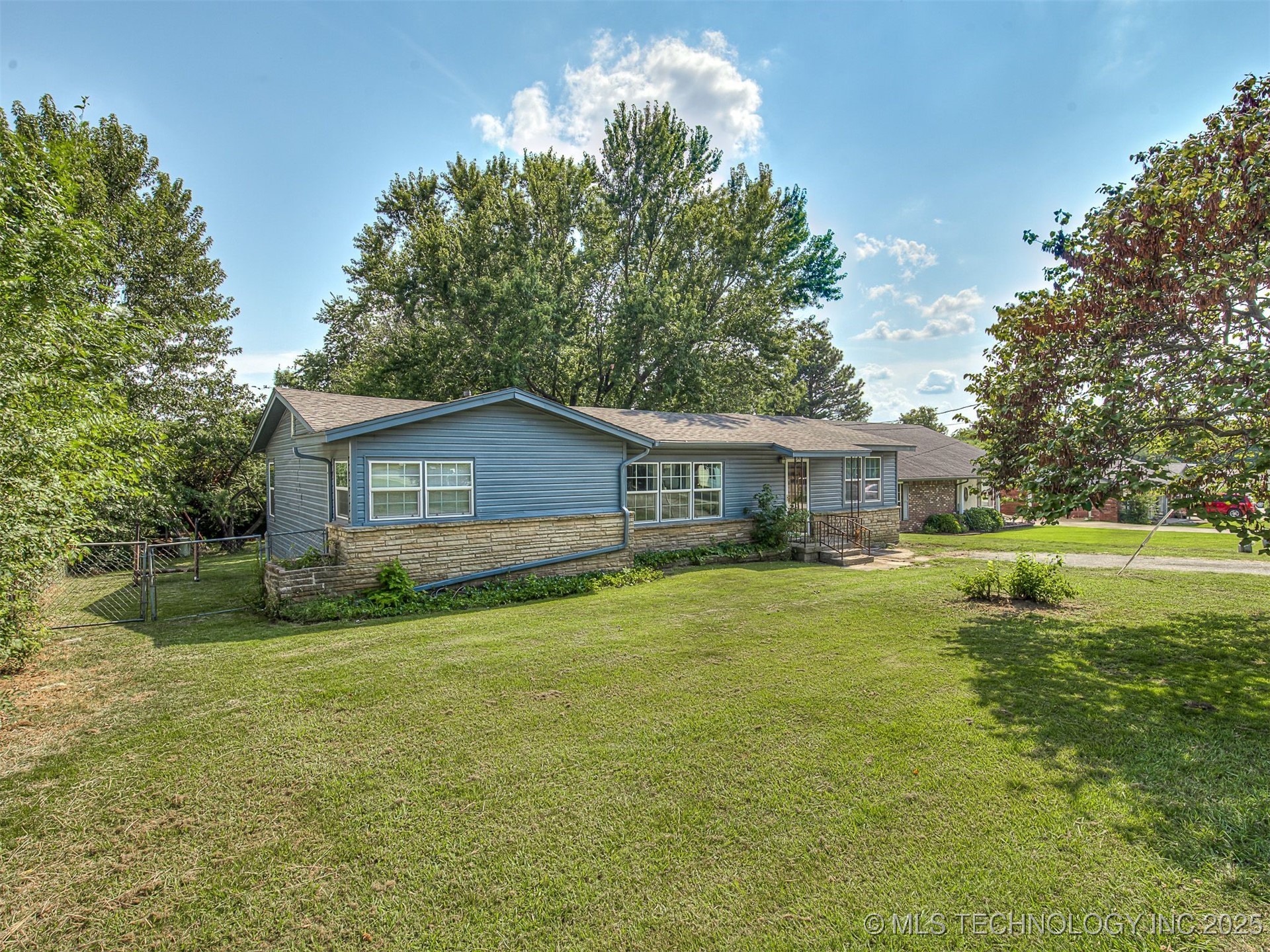 202 E Hickory Street Property Photo 2