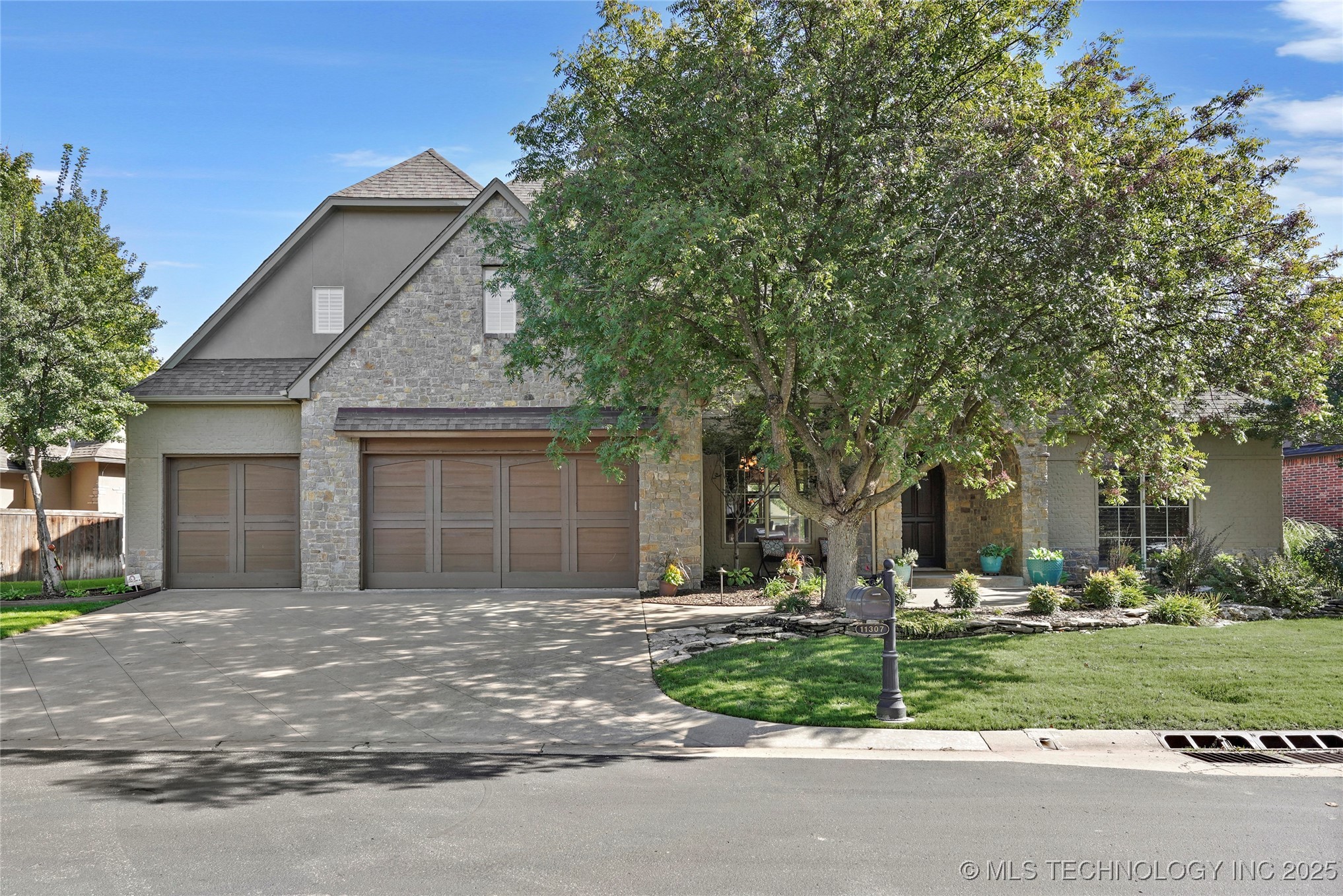 11307 S College Avenue Property Photo 2