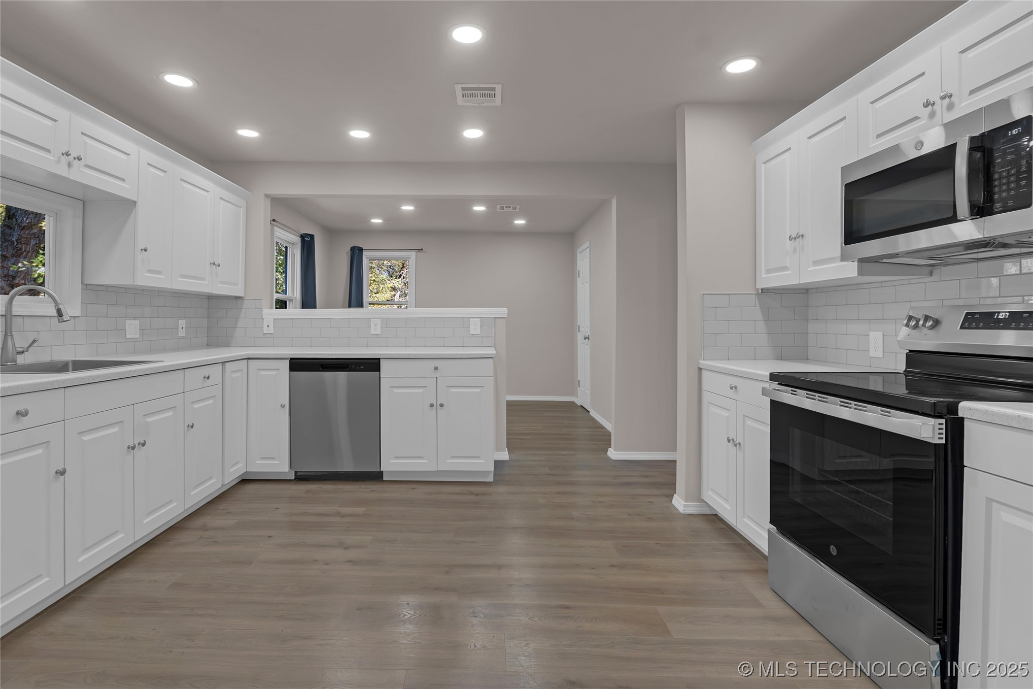 209 E 38th Street Property Photo 4