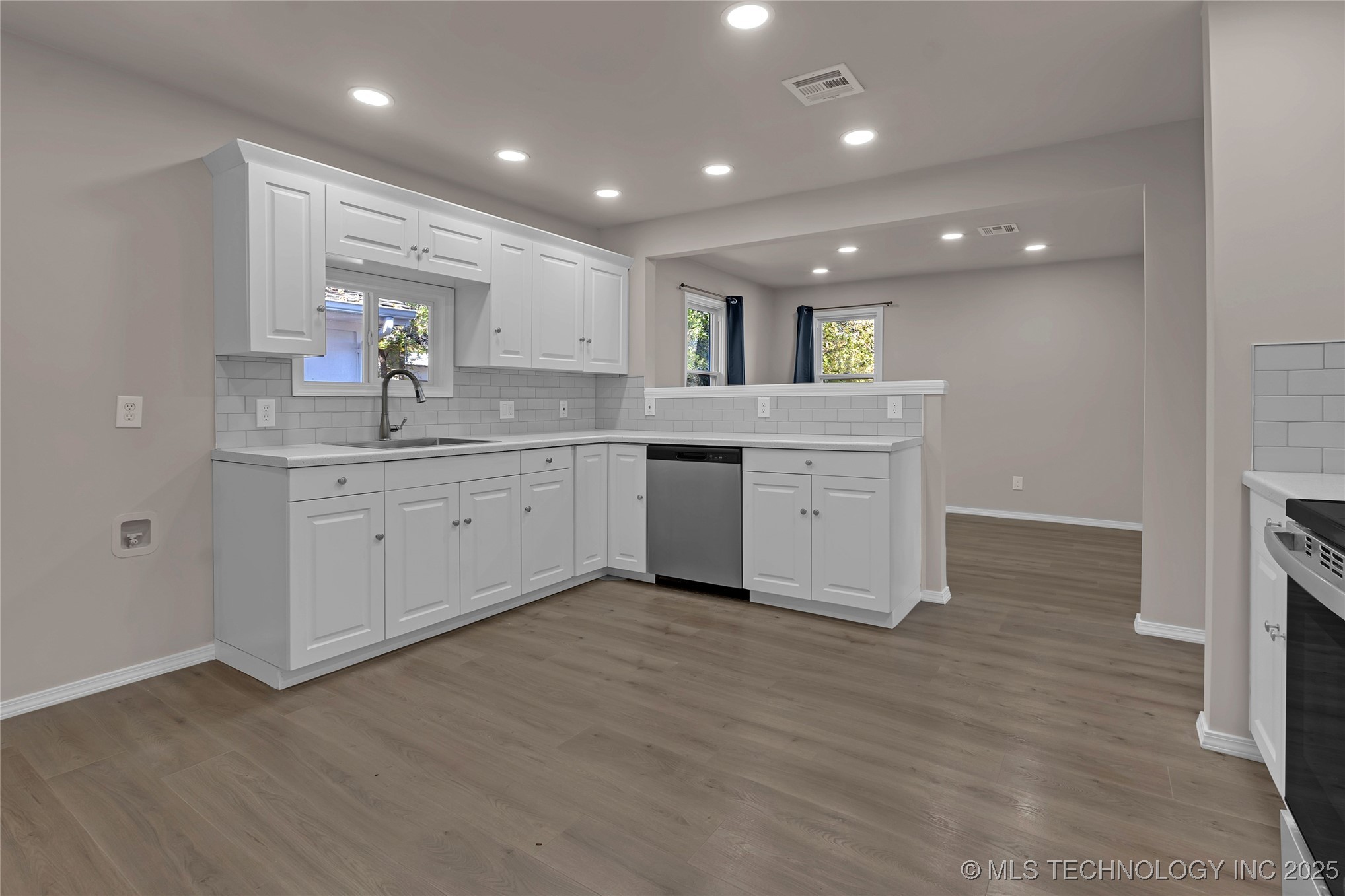 209 E 38th Street Property Photo 6