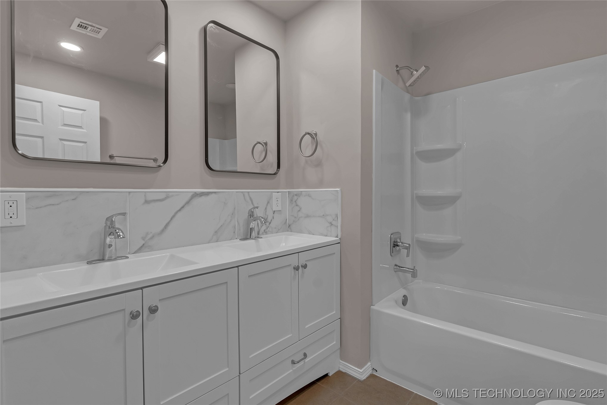 209 E 38th Street Property Photo 8