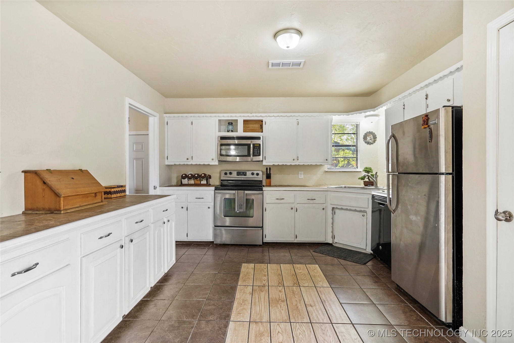 11327 E 63rd Street S Property Photo 7