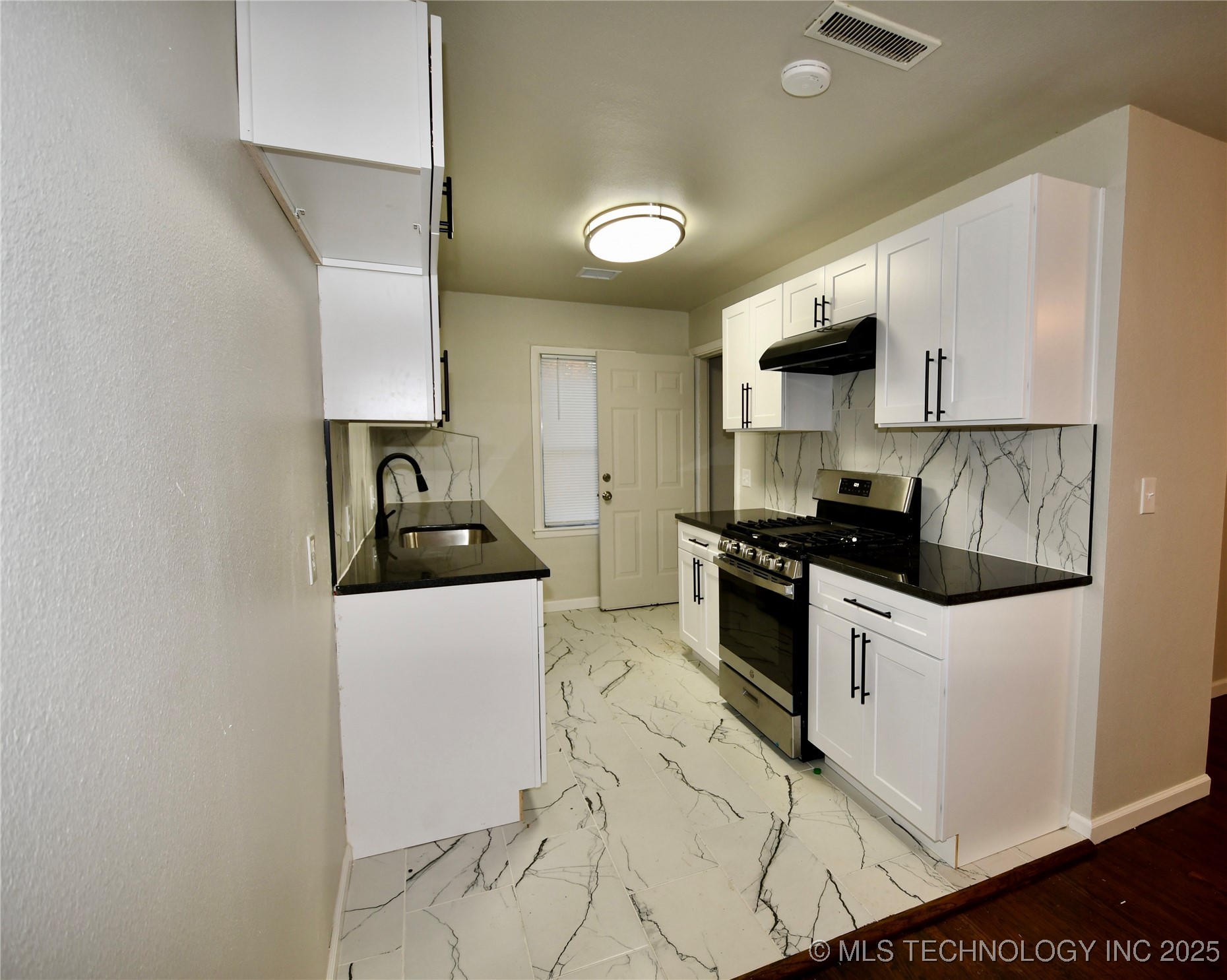 4554 Iroquois Avenue Property Photo 9