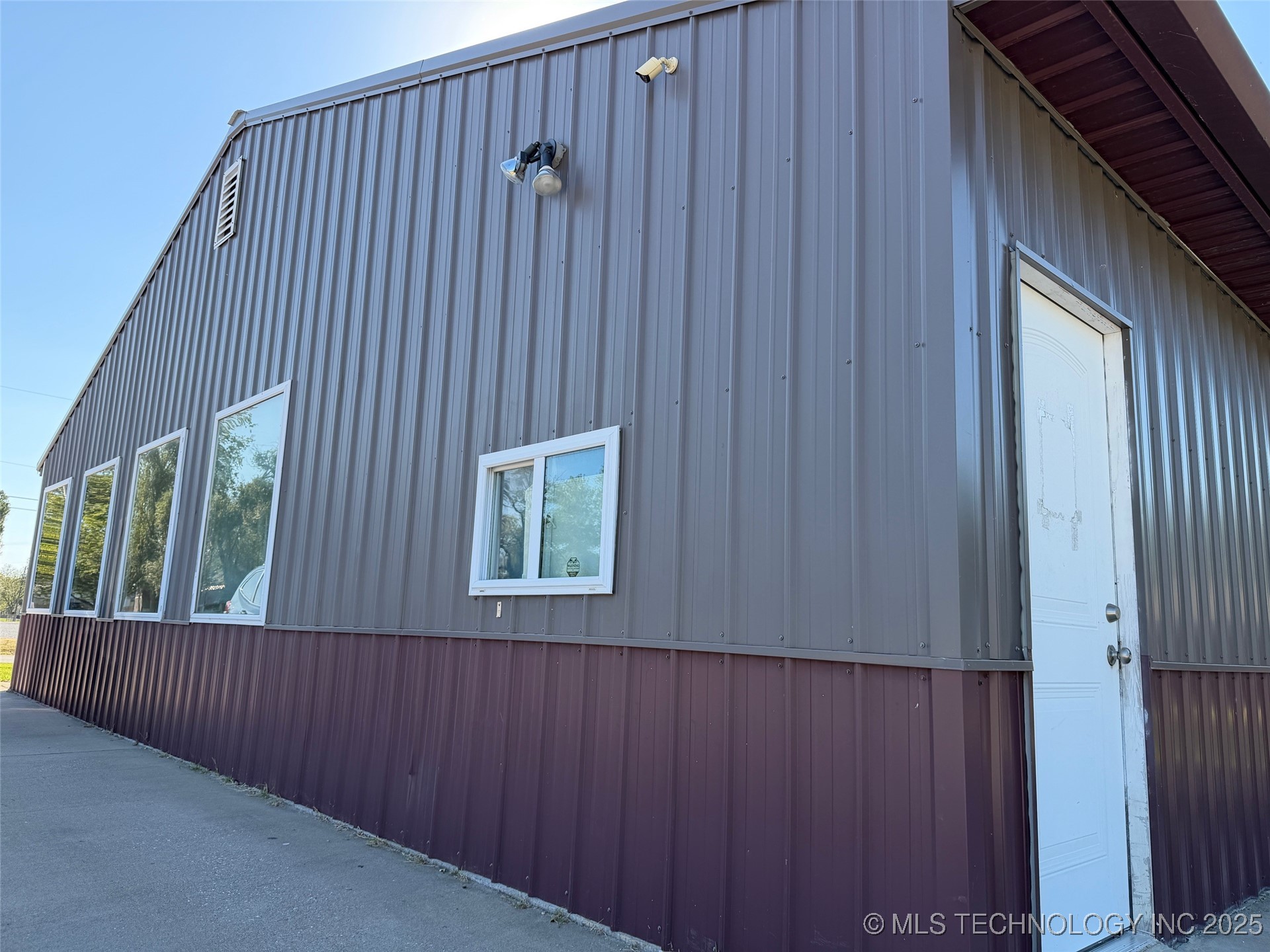 305 W Main Street Property Photo 2