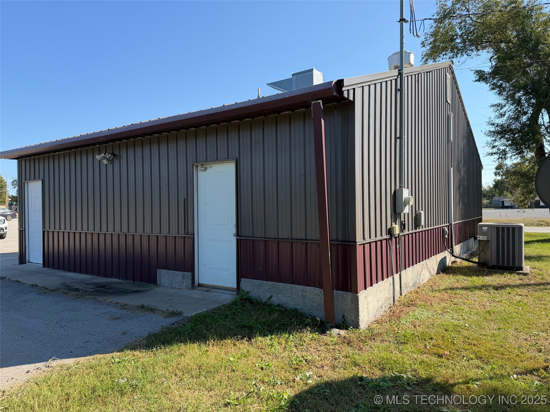 305 W Main Street Property Photo 4