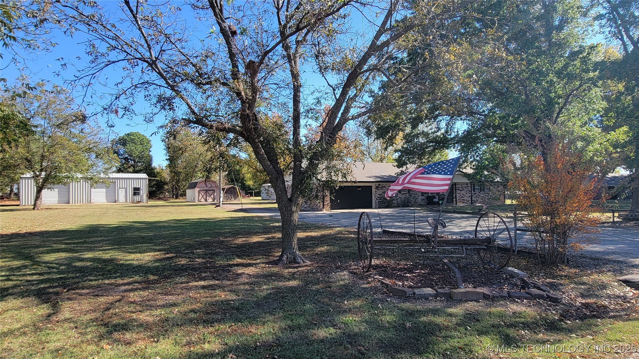 15090 N 251 Road Property Photo 2