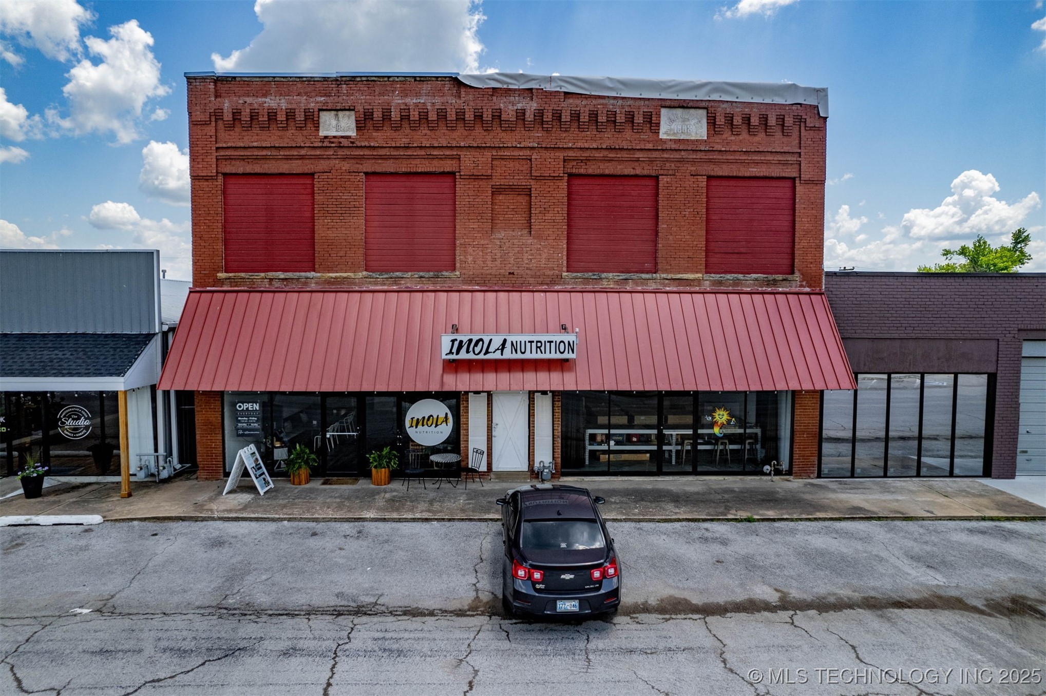 16 W Commercial Street Property Photo 1