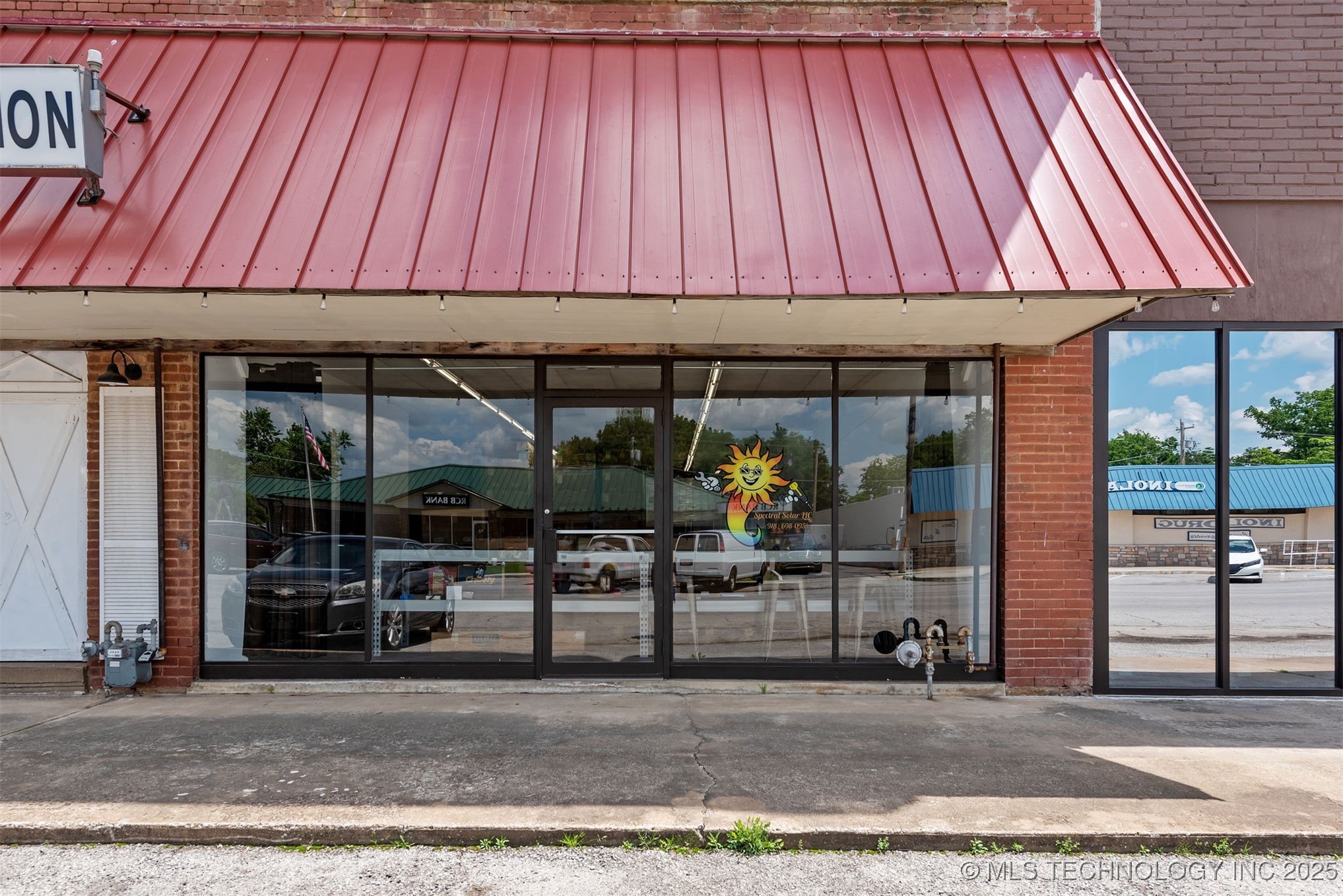 16 W Commercial Street Property Photo 2