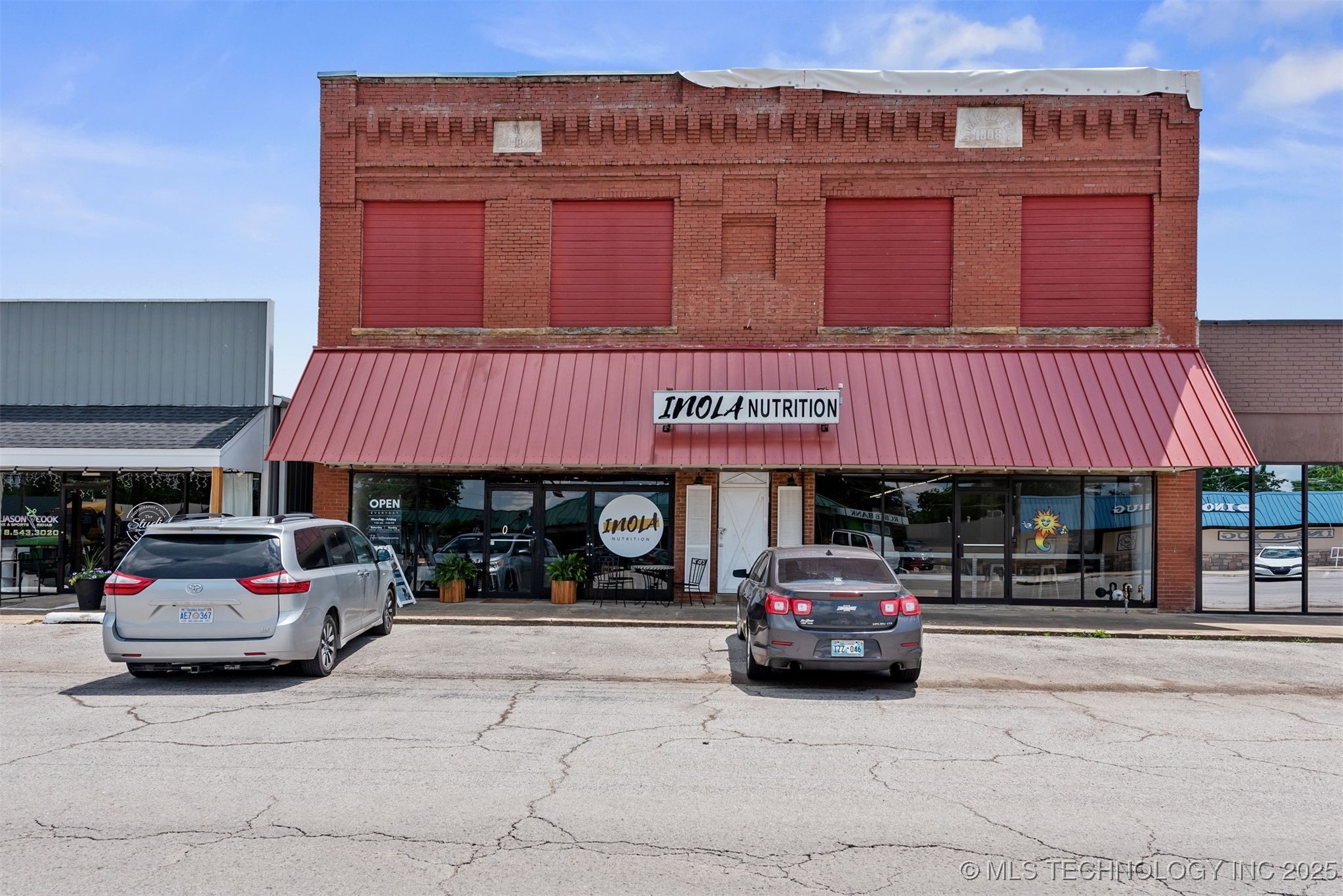 16 W Commercial Street Property Photo 3