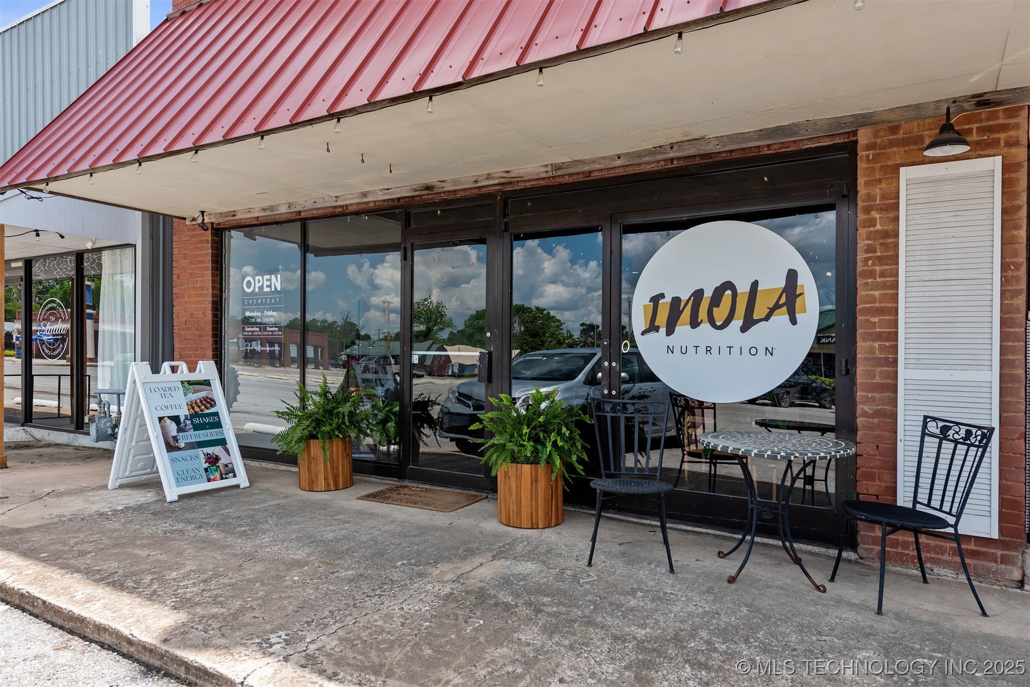 16 W Commercial Street Property Photo 4