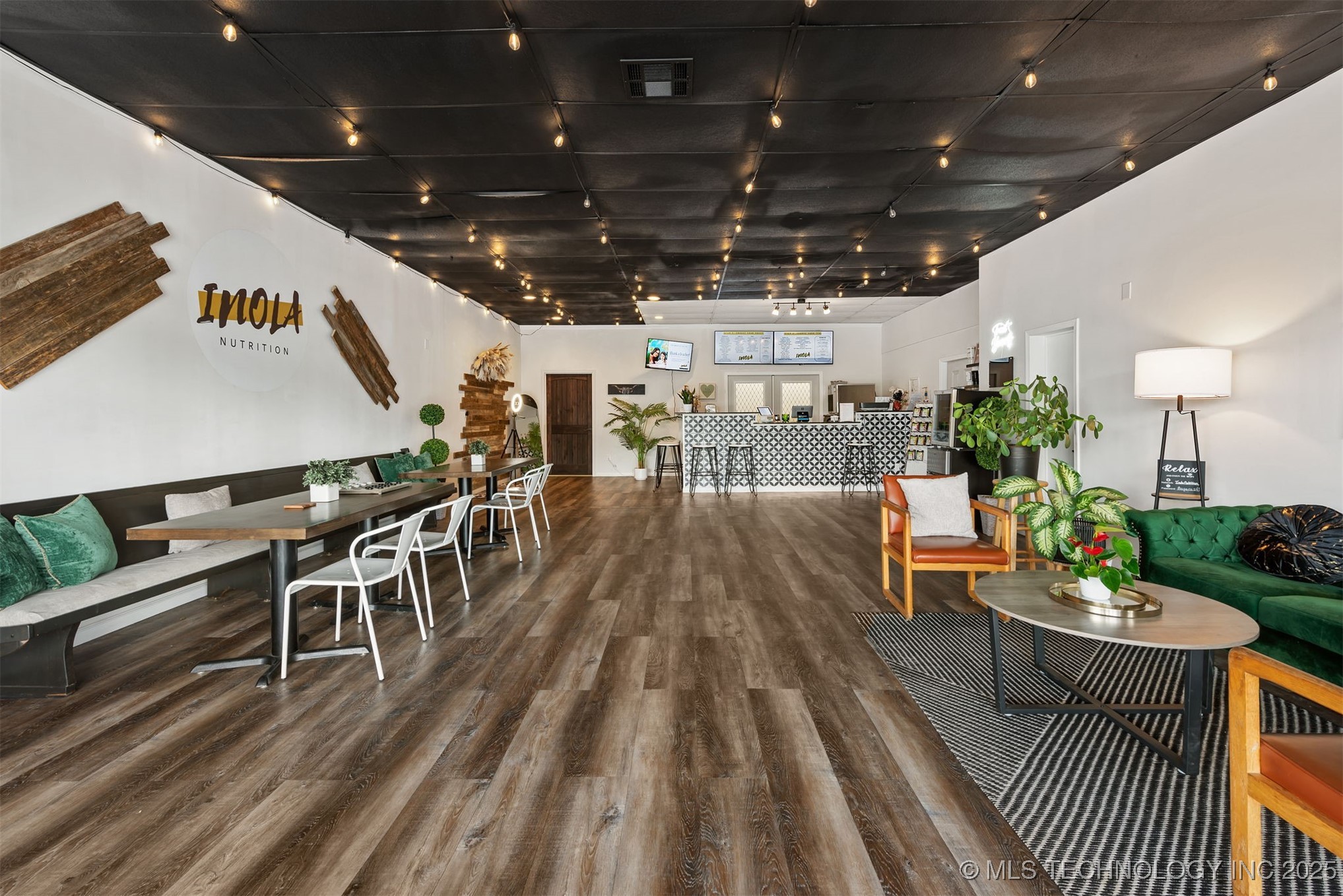 16 W Commercial Street Property Photo 5