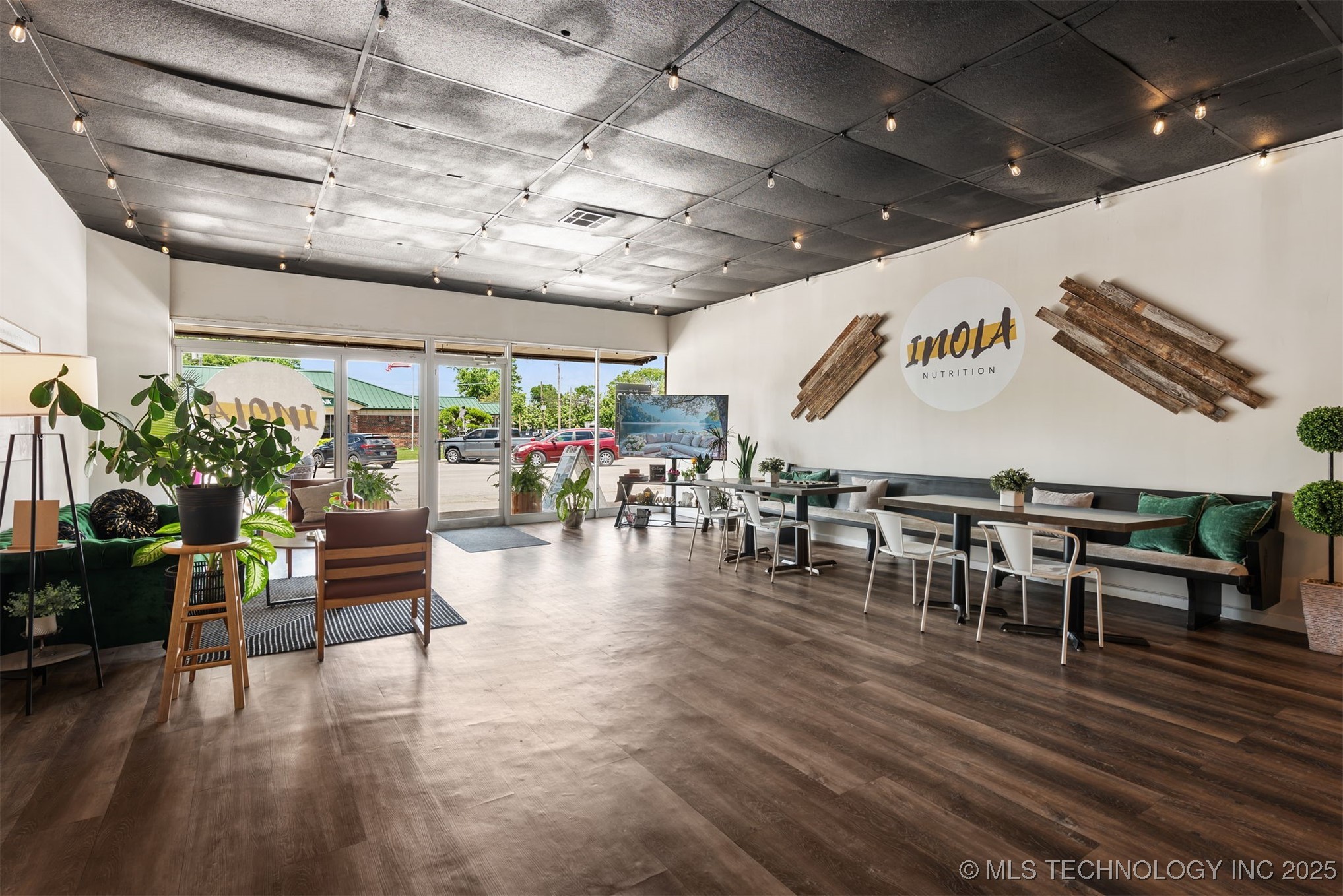 16 W Commercial Street Property Photo 6