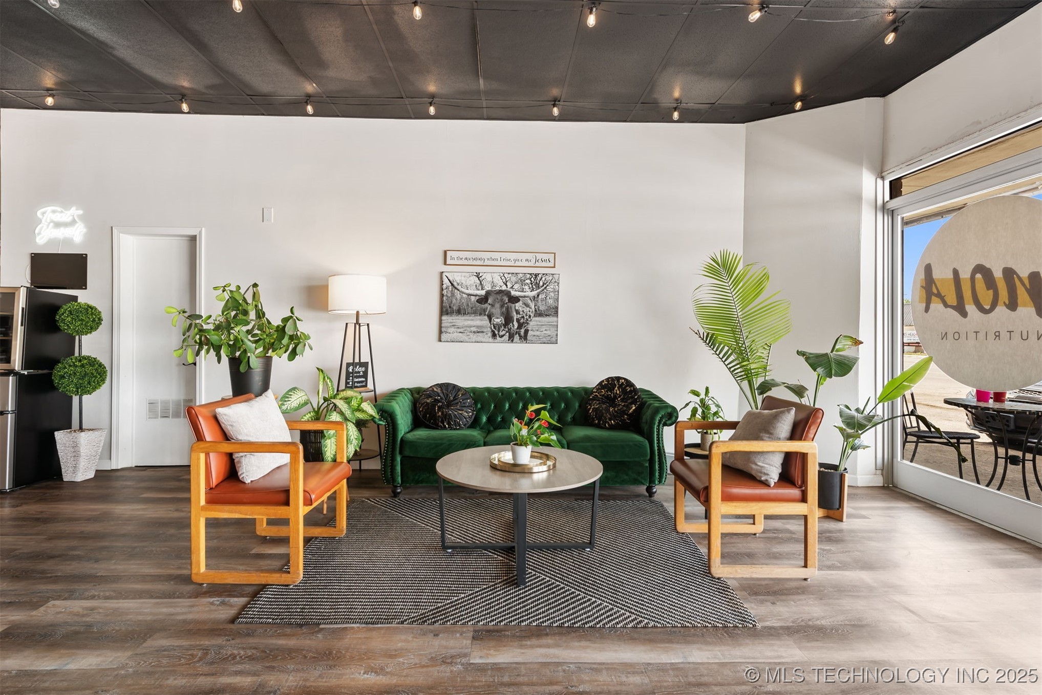 16 W Commercial Street Property Photo 7