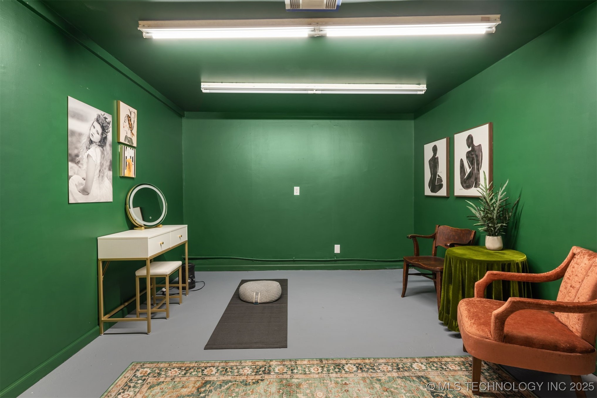 16 W Commercial Street Property Photo 8