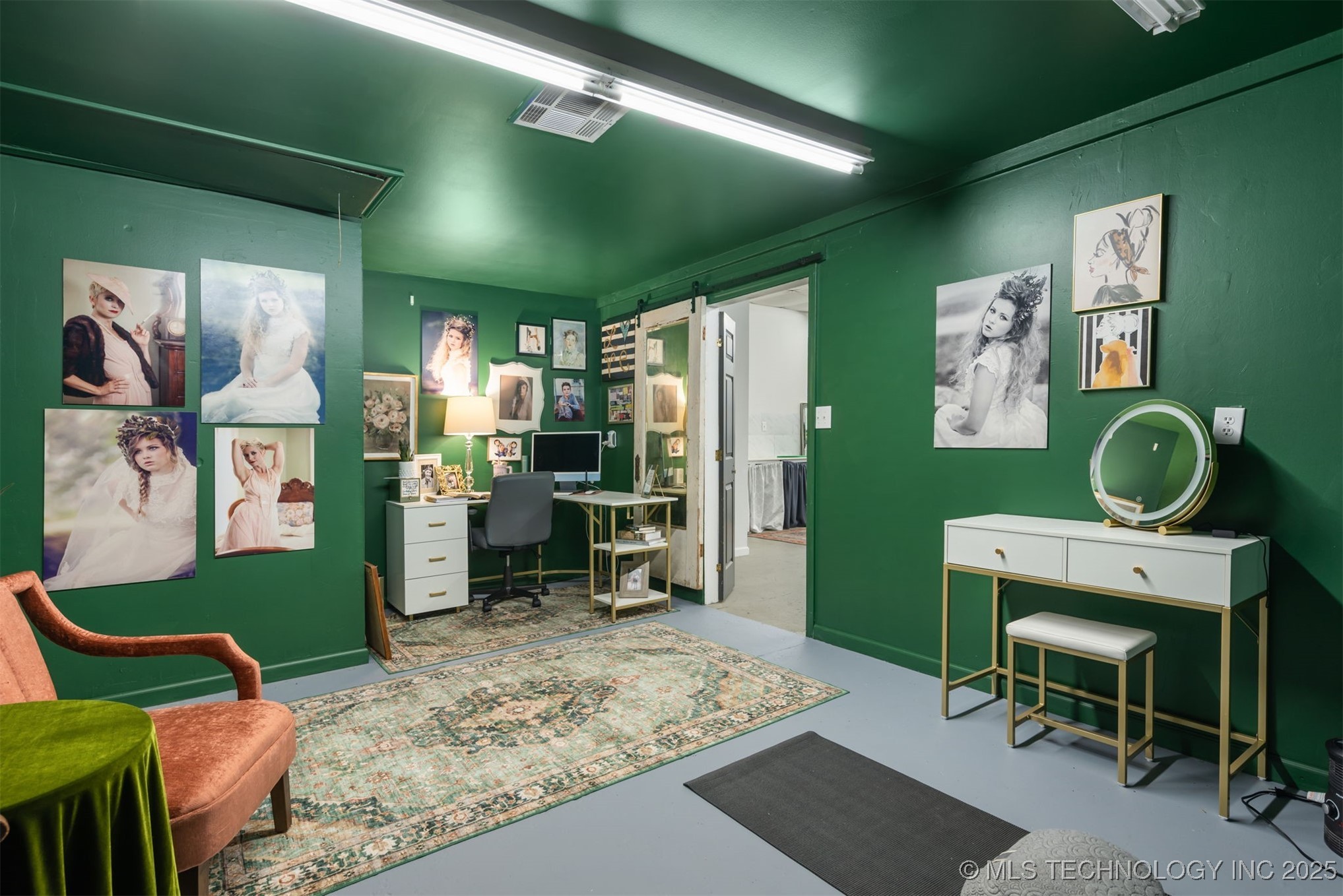 16 W Commercial Street Property Photo 9