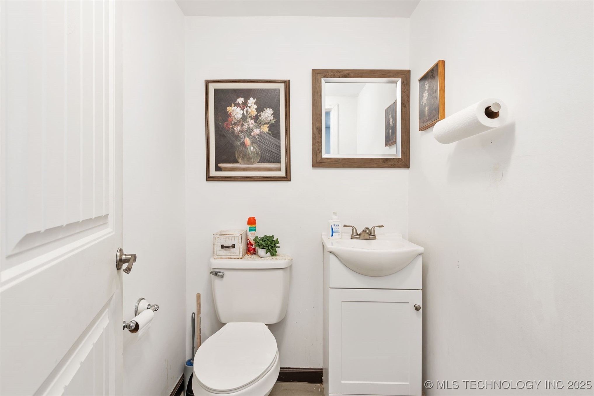 16 W Commercial Street Property Photo 10