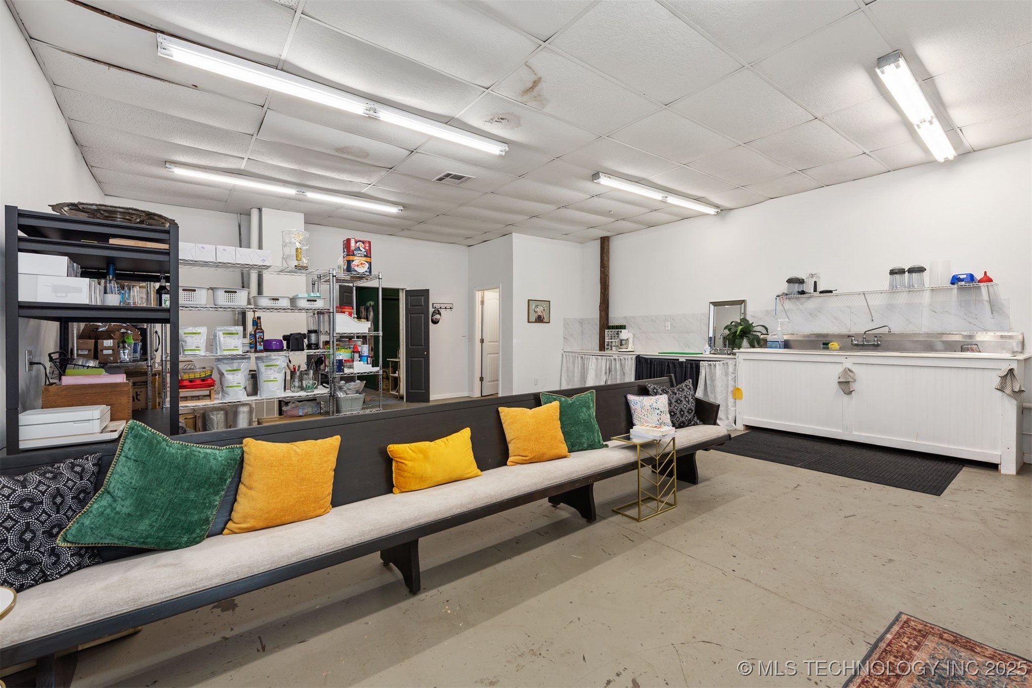 16 W Commercial Street Property Photo 11