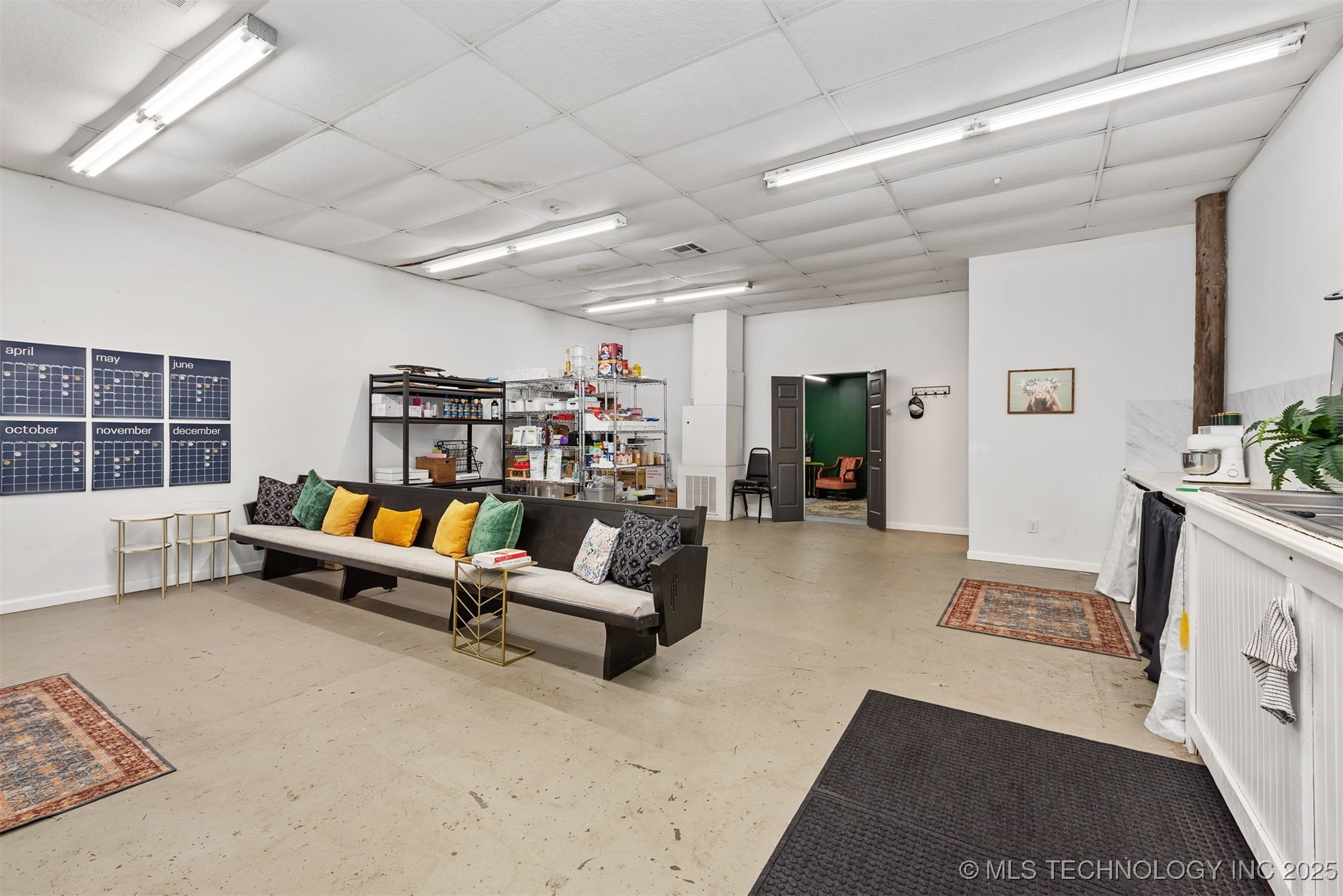 16 W Commercial Street Property Photo 12