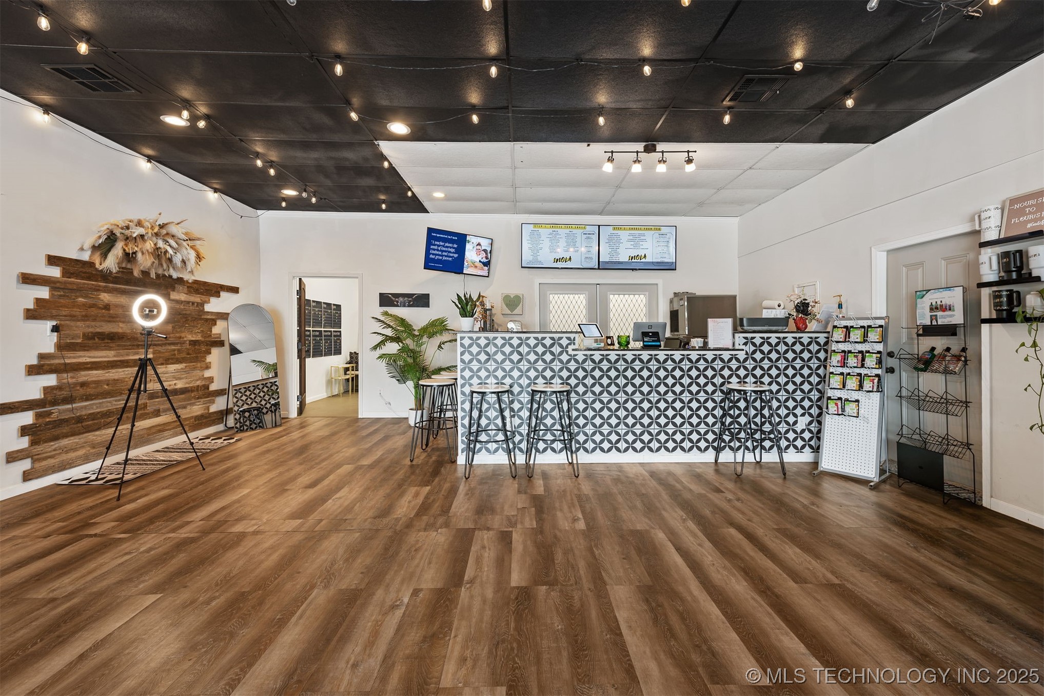 16 W Commercial Street Property Photo 13