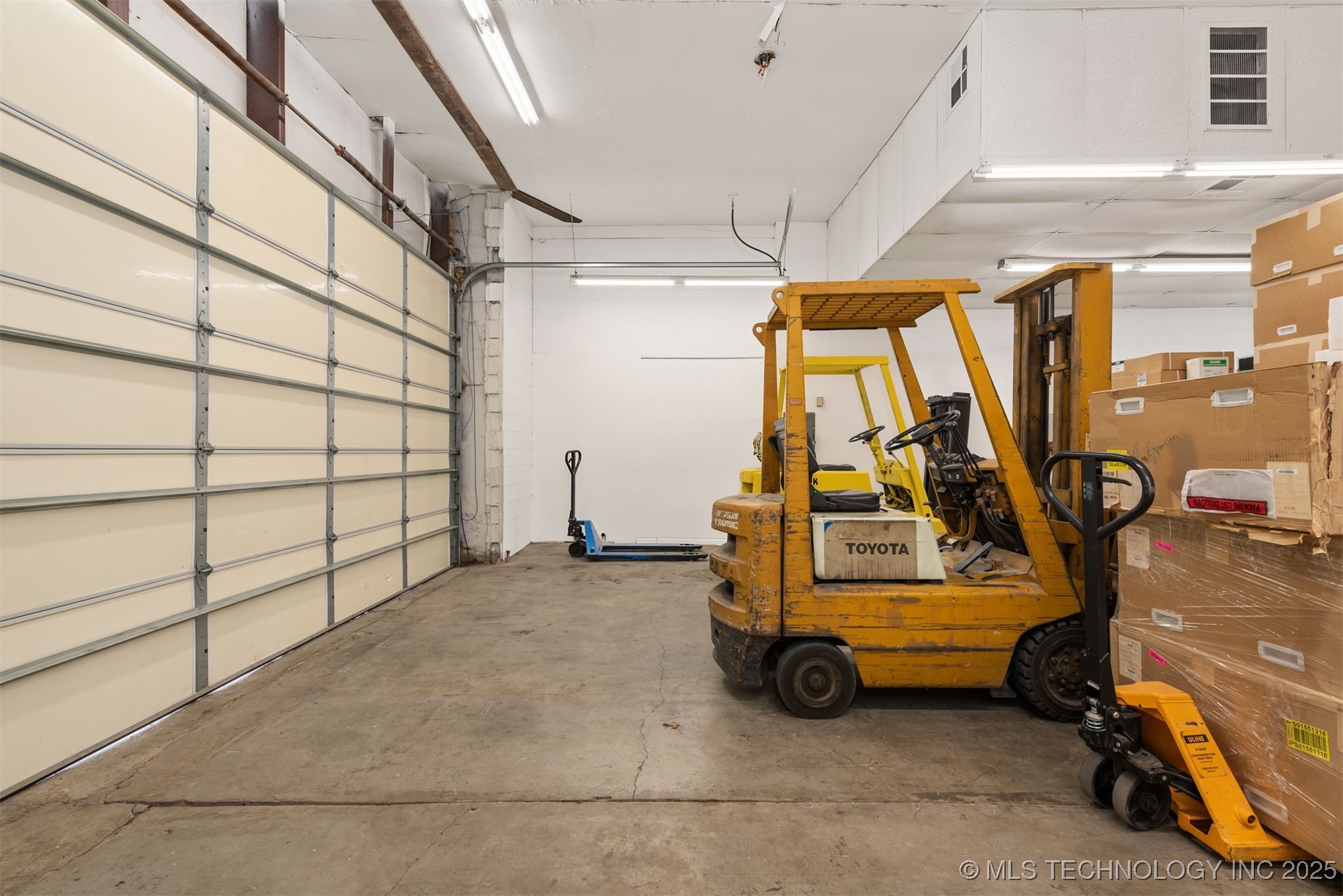 16 W Commercial Street Property Photo 14