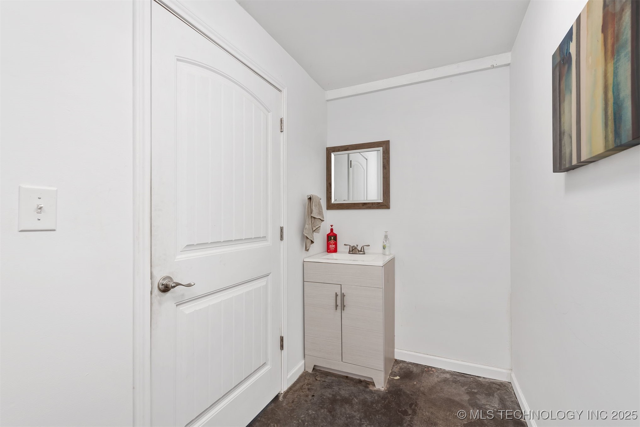 16 W Commercial Street Property Photo 15