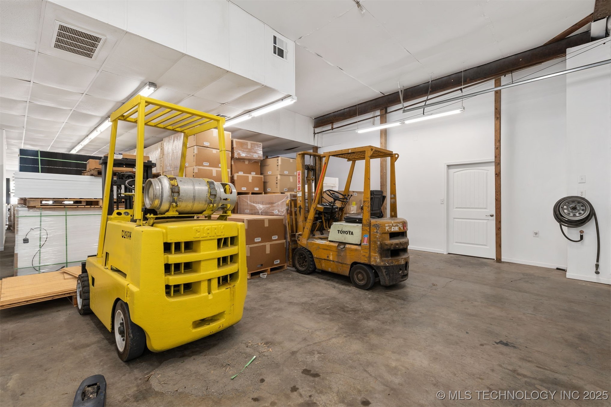 16 W Commercial Street Property Photo 16