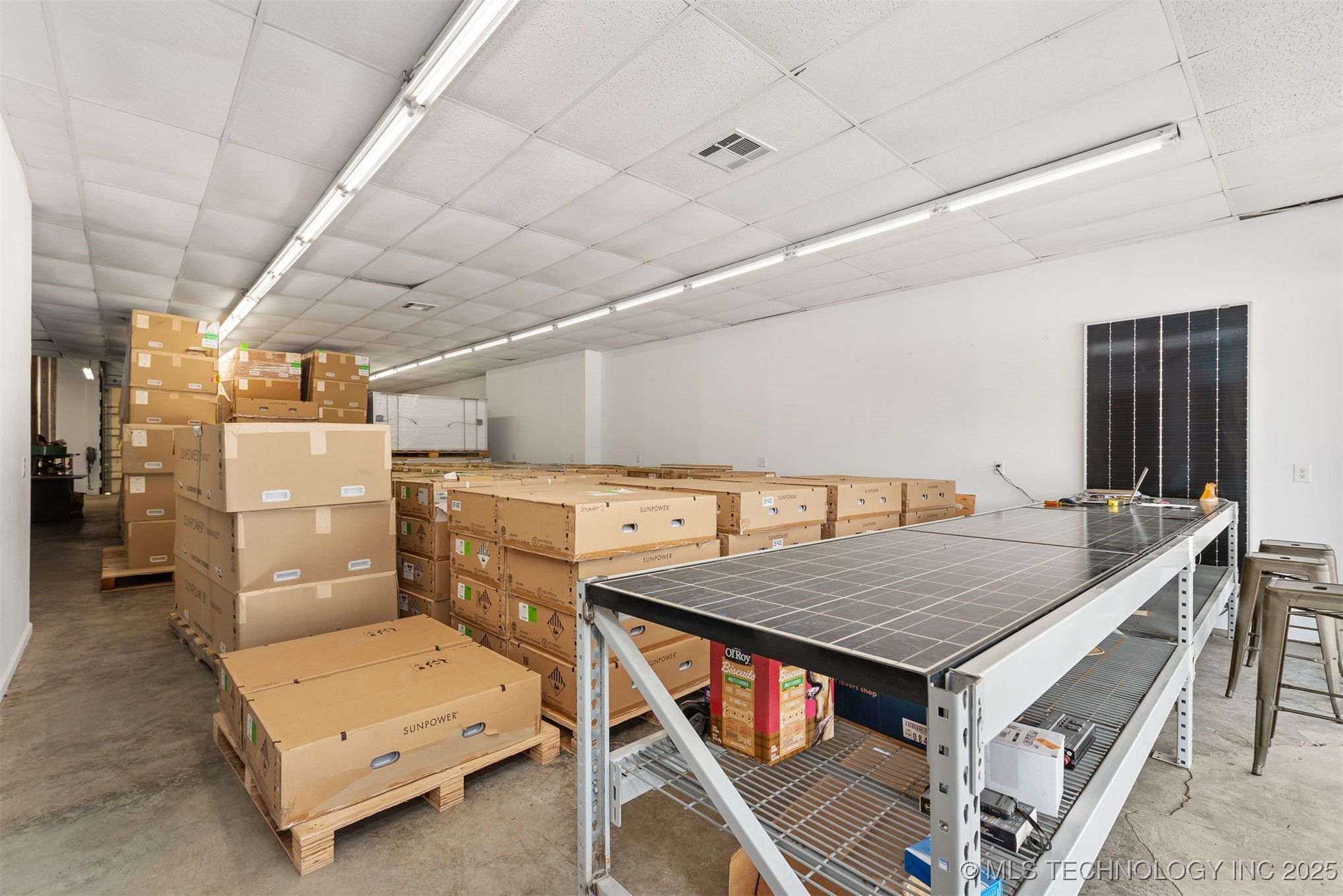 16 W Commercial Street Property Photo 17