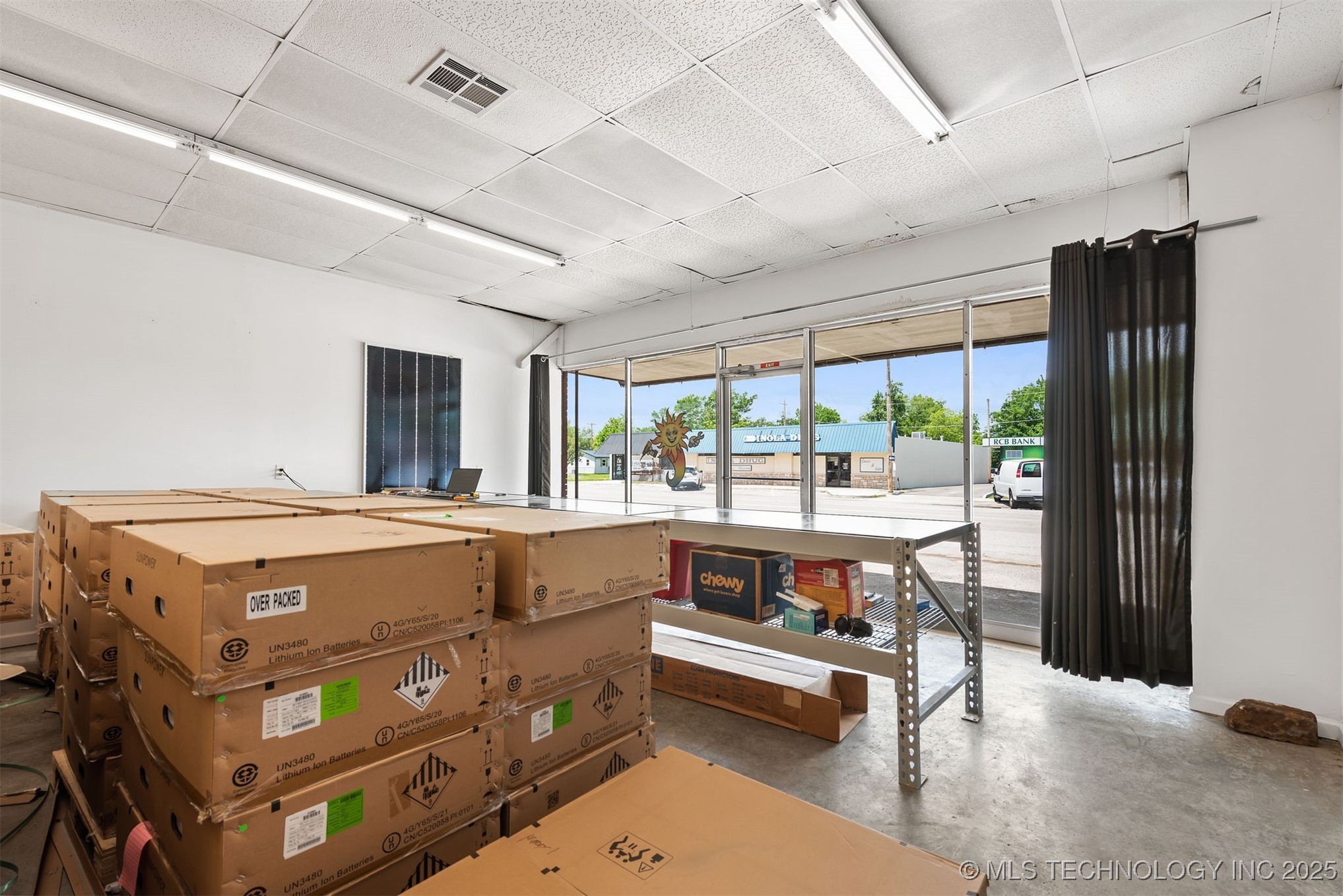 16 W Commercial Street Property Photo 18