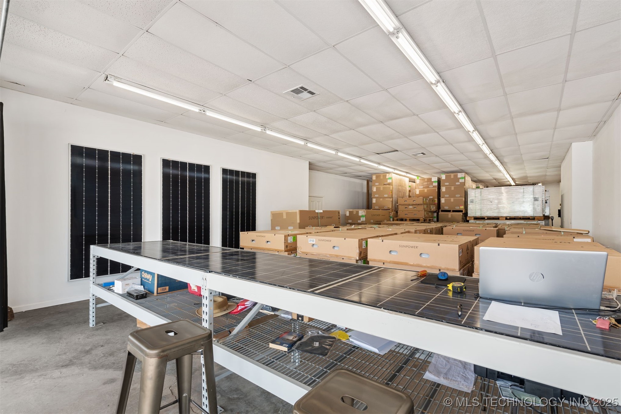 16 W Commercial Street Property Photo 19