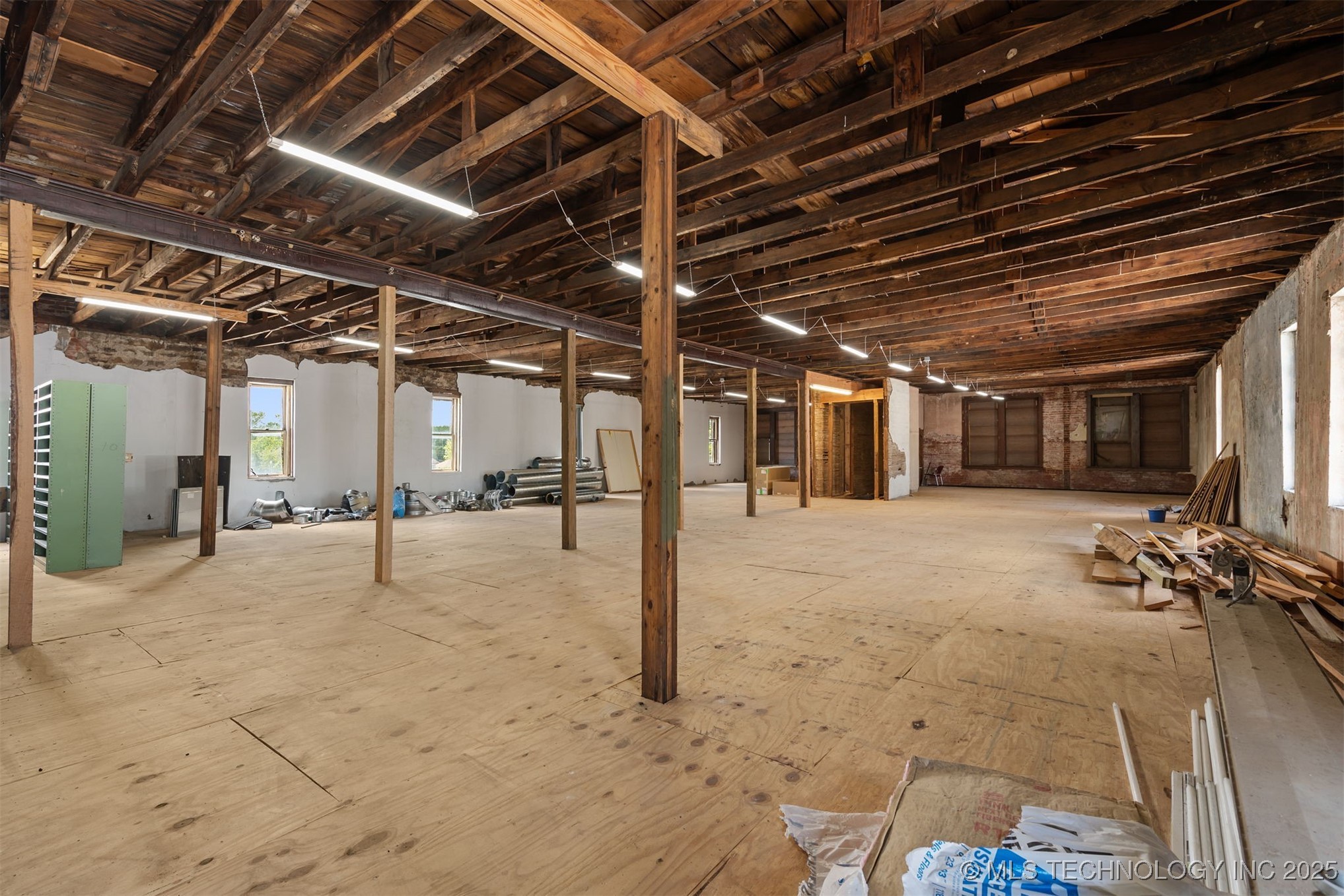 16 W Commercial Street Property Photo 20