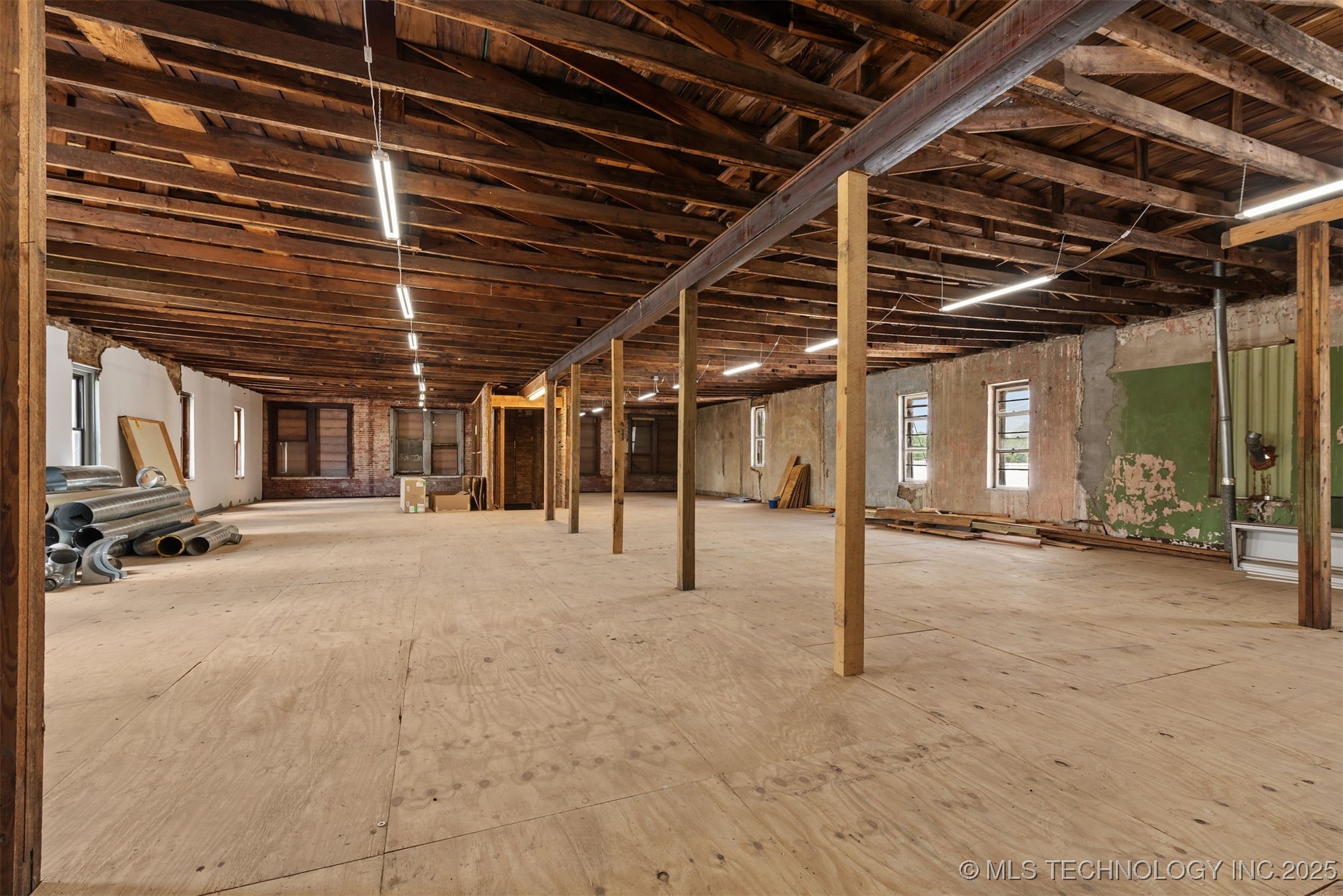 16 W Commercial Street Property Photo 21