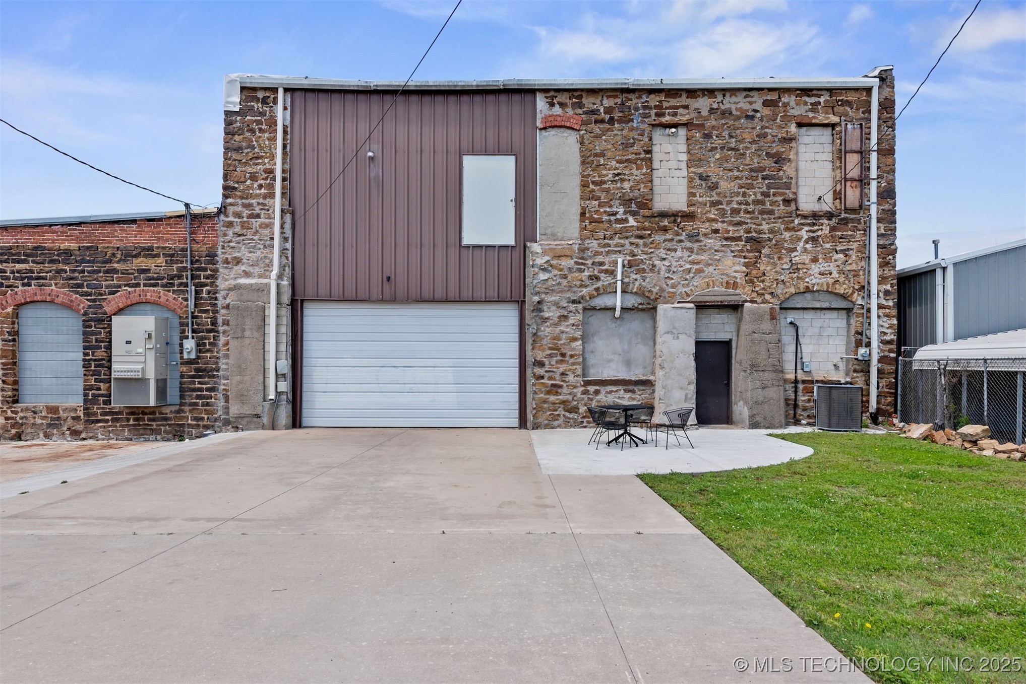 16 W Commercial Street Property Photo 23