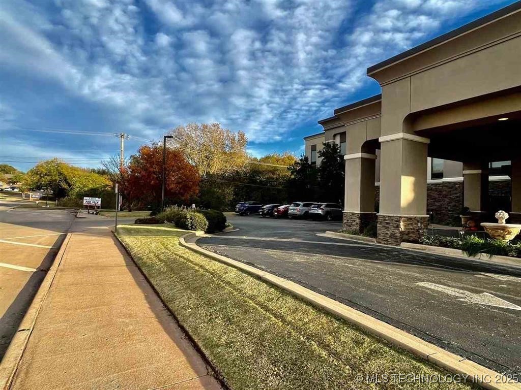 717 E Hall Of Fame Avenue Property Photo 3