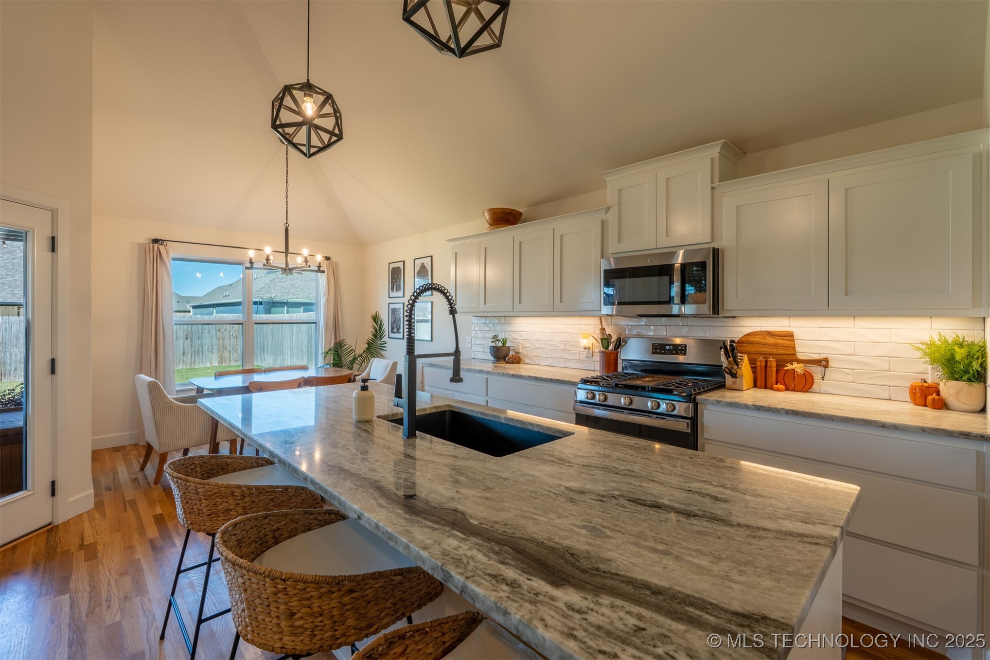 10930 S 276th East Avenue Property Photo 9