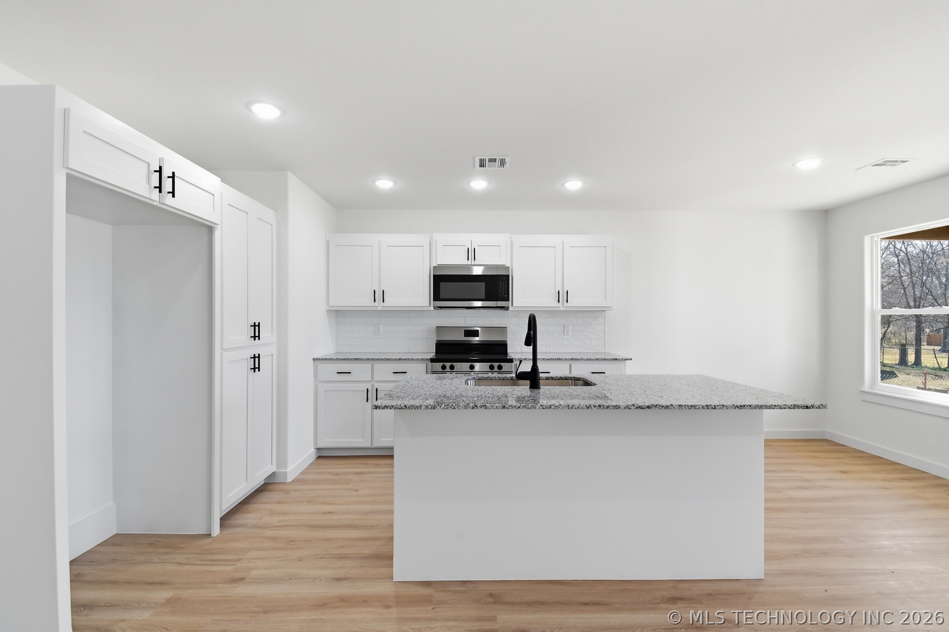 112 S Stark Street Property Photo 9