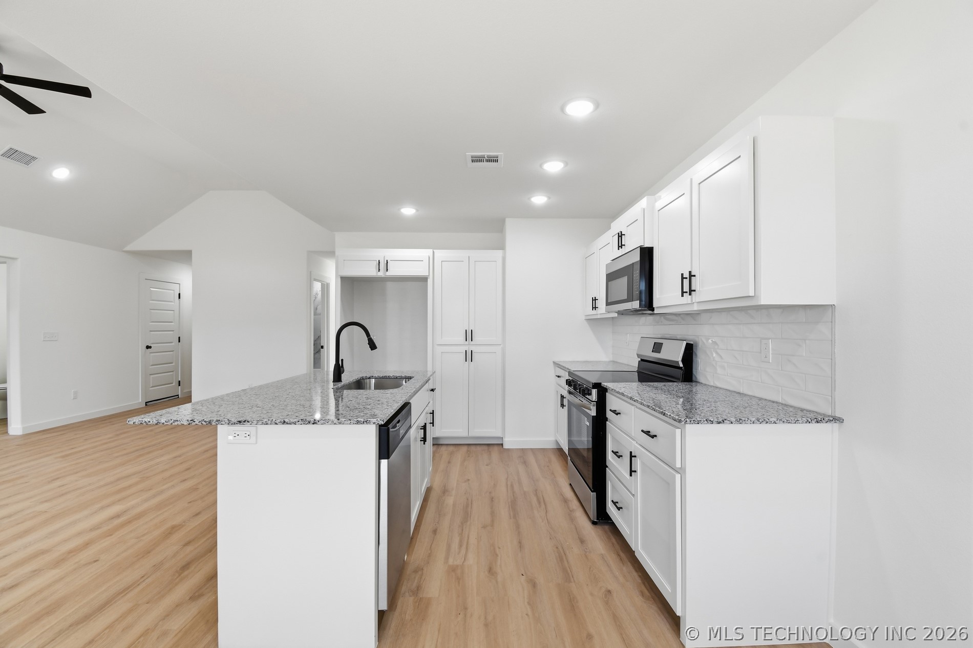 112 S Stark Street Property Photo 10