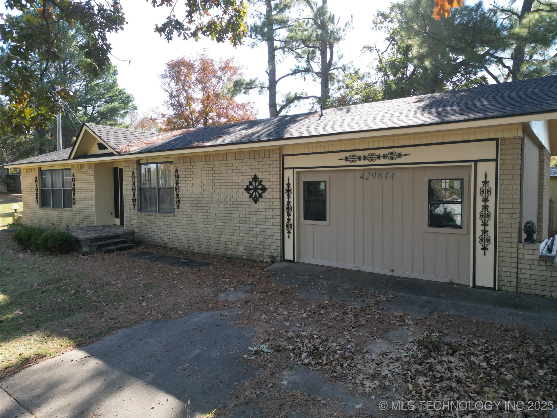 429844 E 1156 Road Property Photo 2