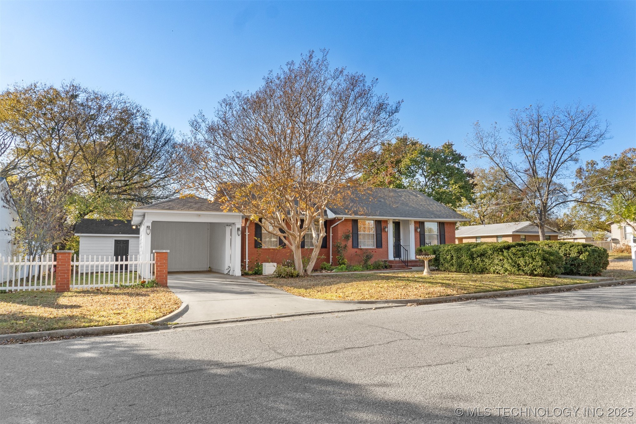 923 N 12th Avenue Property Photo 2