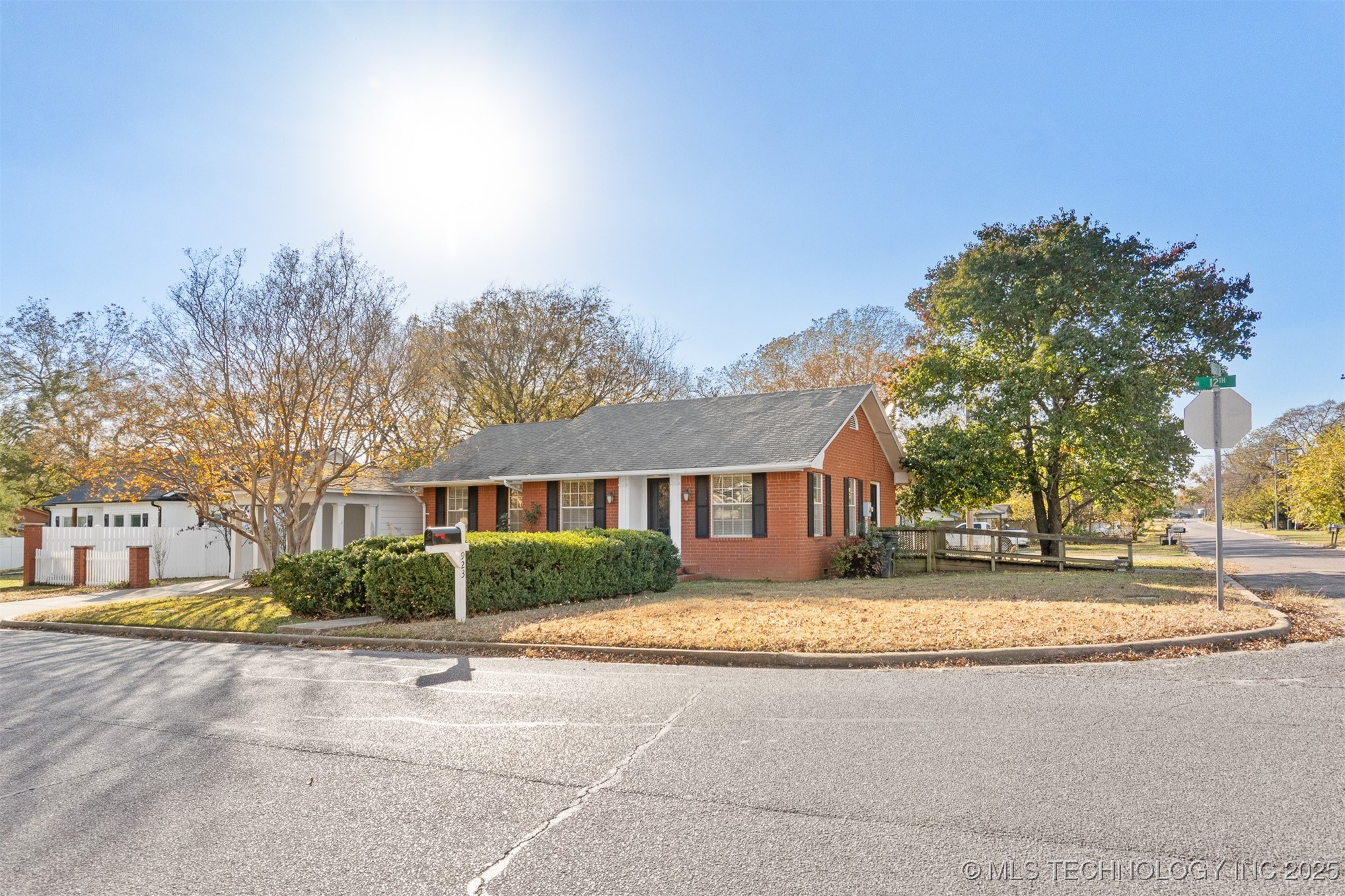 923 N 12th Avenue Property Photo 3