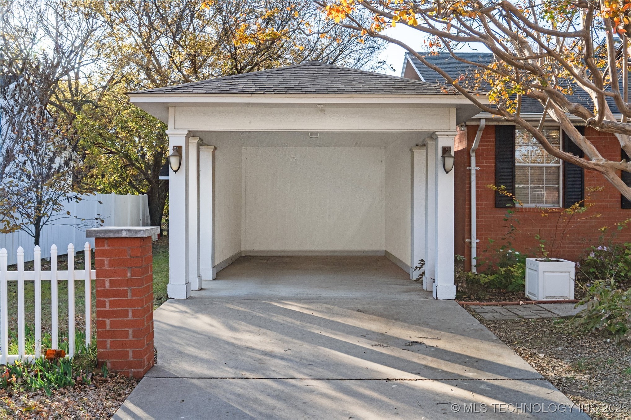 923 N 12th Avenue Property Photo 4