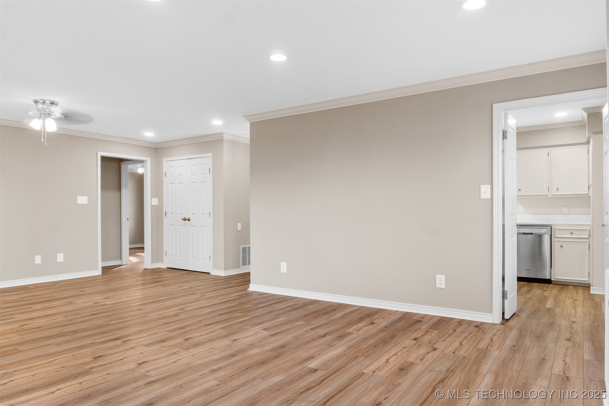 923 N 12th Avenue Property Photo 8