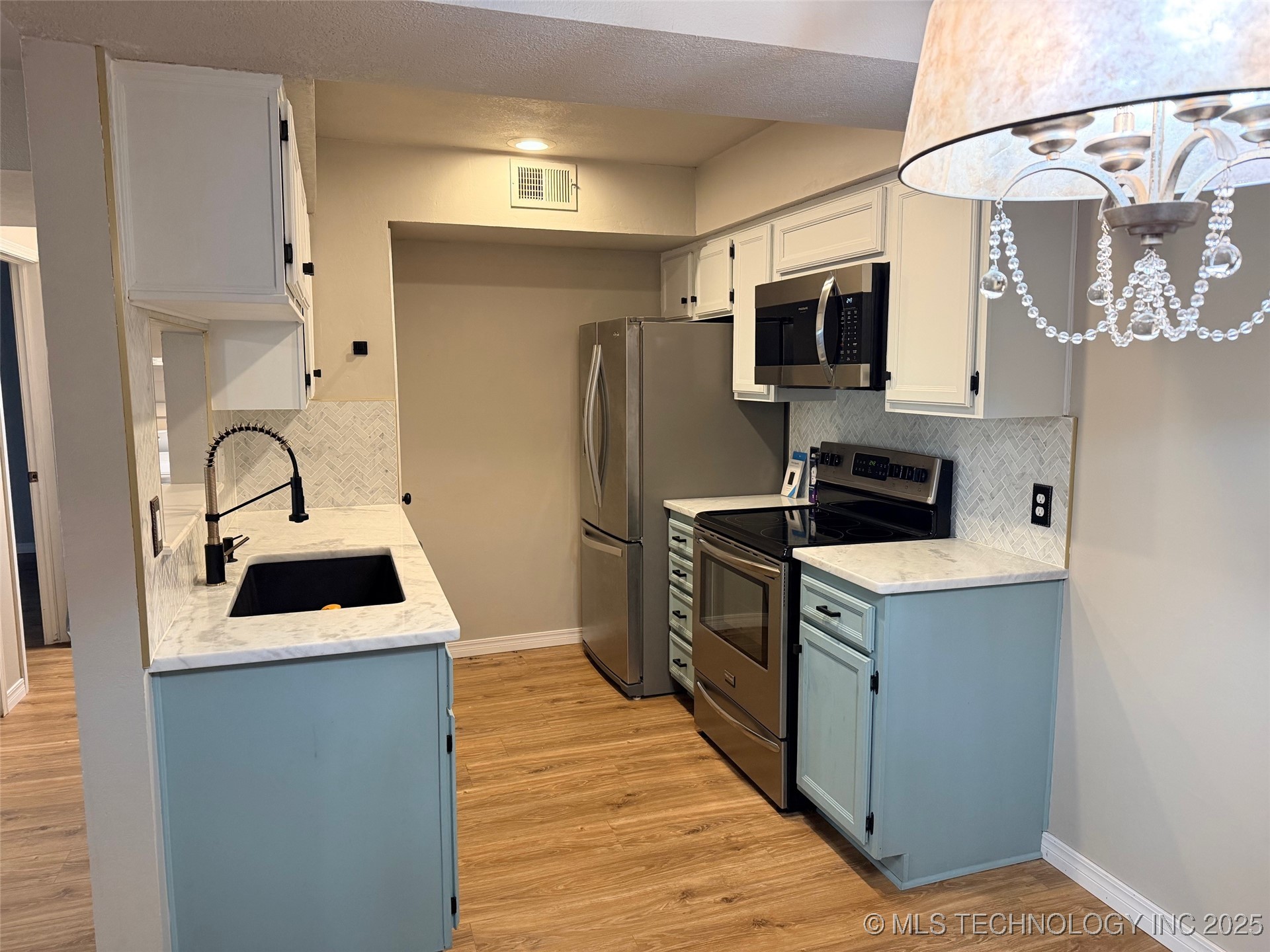 2834 E 90th Street 1802 Property Photo 2