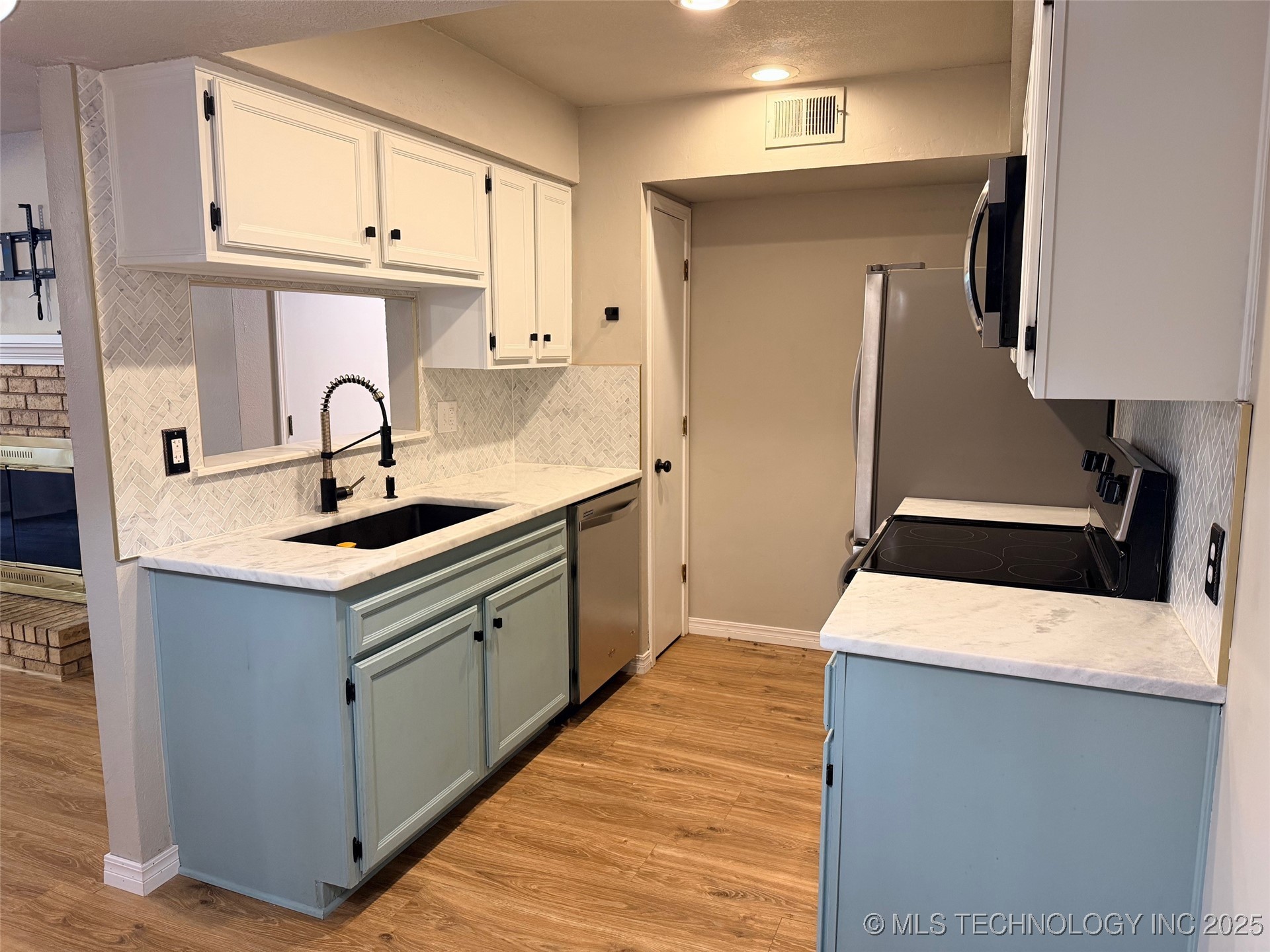 2834 E 90th Street 1802 Property Photo 5